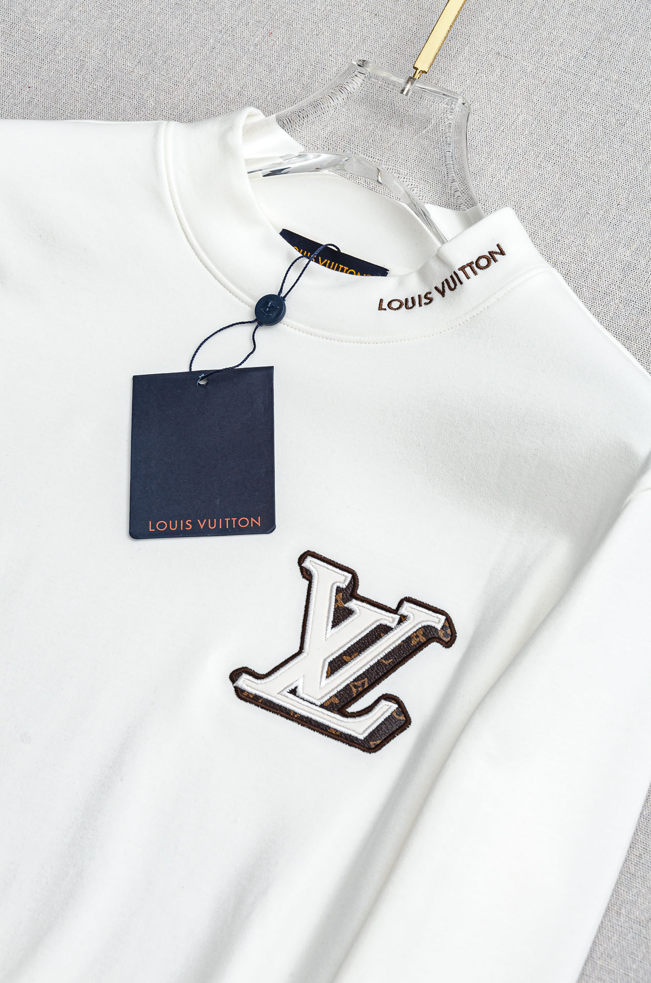 LV 26FW秋冬新款 立体刺绣男士长袖T恤衫#把重心都放在了面料上，表面清晰可见的细格肌理，足以凸显出