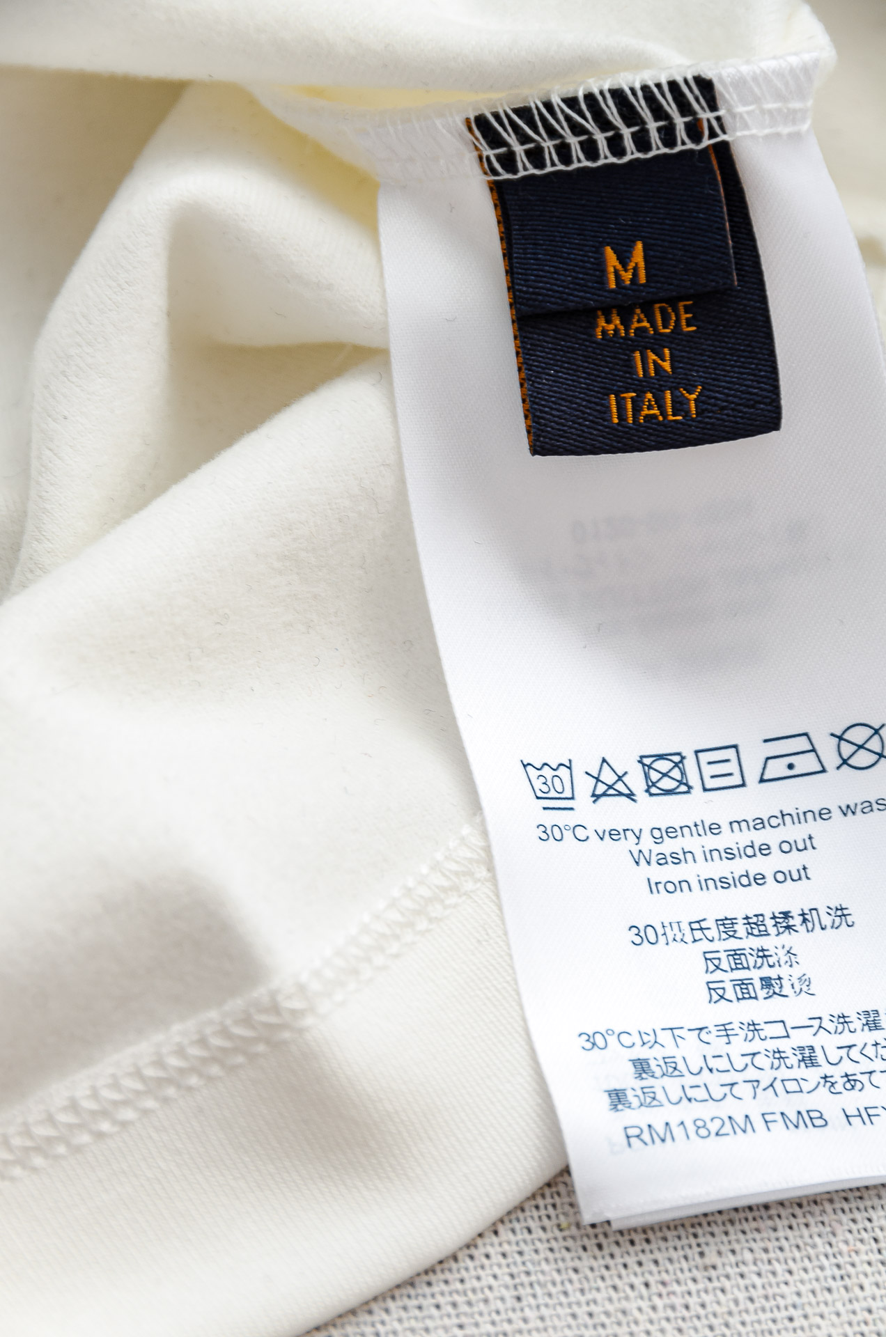 LV 26FW秋冬新款 立体刺绣男士长袖T恤衫#把重心都放在了面料上，表面清晰可见的细格肌理，足以凸显出