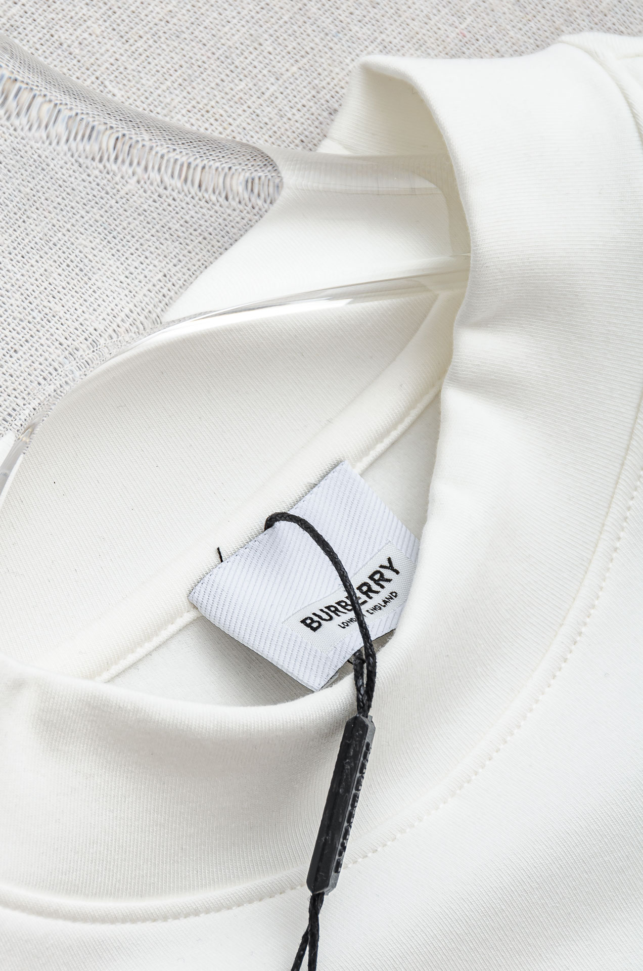 BBR巴宝莉 26FW秋冬新款 立体刺绣男士长袖T恤衫#把重心都放在了面料上，表面清晰可见的细格肌理，足