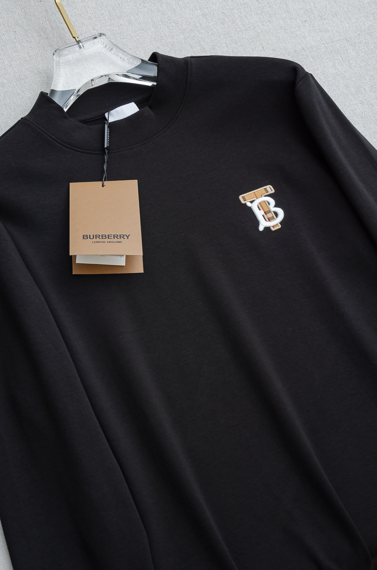 BBR巴宝莉 26FW秋冬新款 立体刺绣男士长袖T恤衫#把重心都放在了面料上，表面清晰可见的细格肌理，足