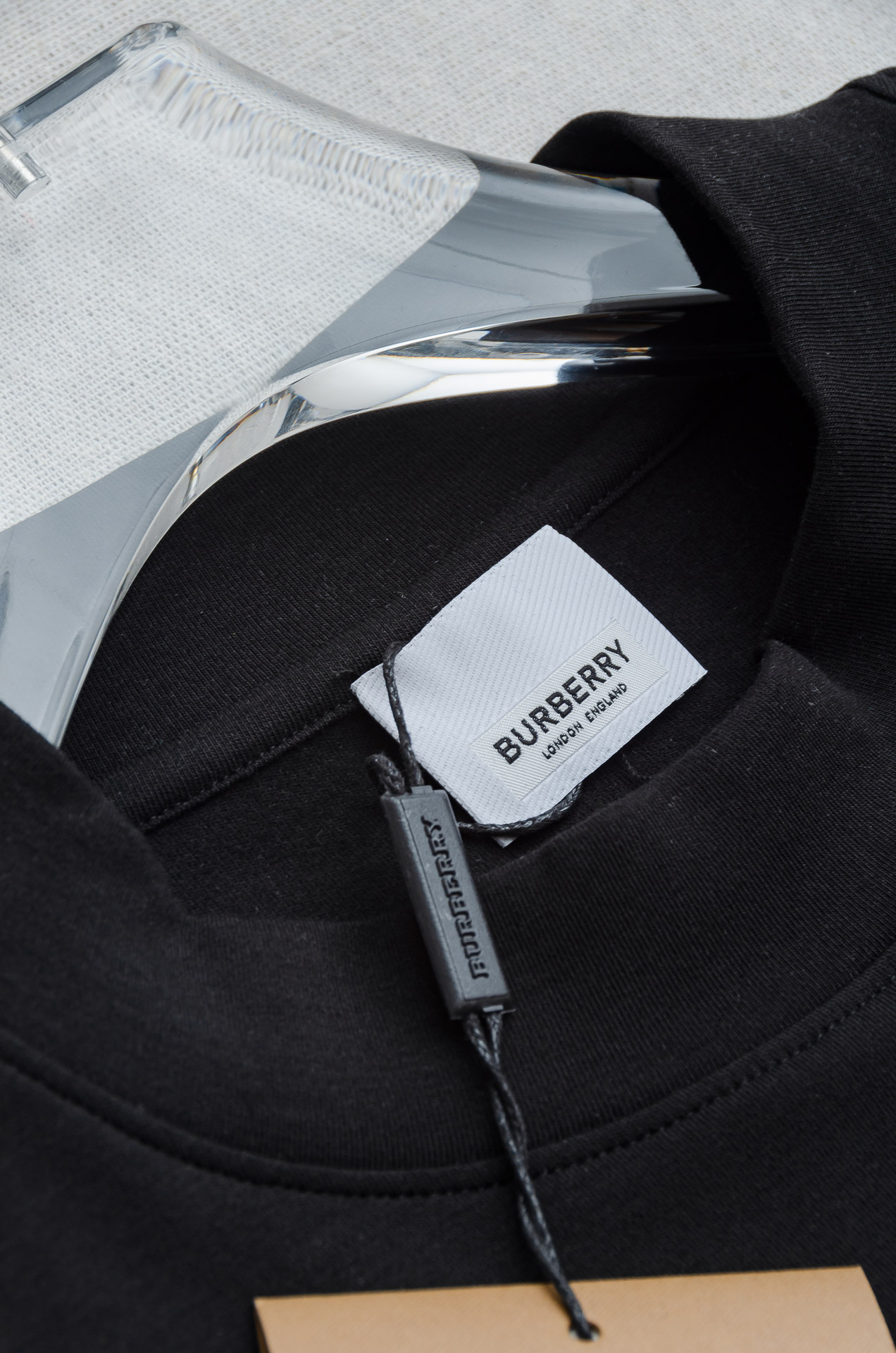 BBR巴宝莉 26FW秋冬新款 立体刺绣男士长袖T恤衫#把重心都放在了面料上，表面清晰可见的细格肌理，足