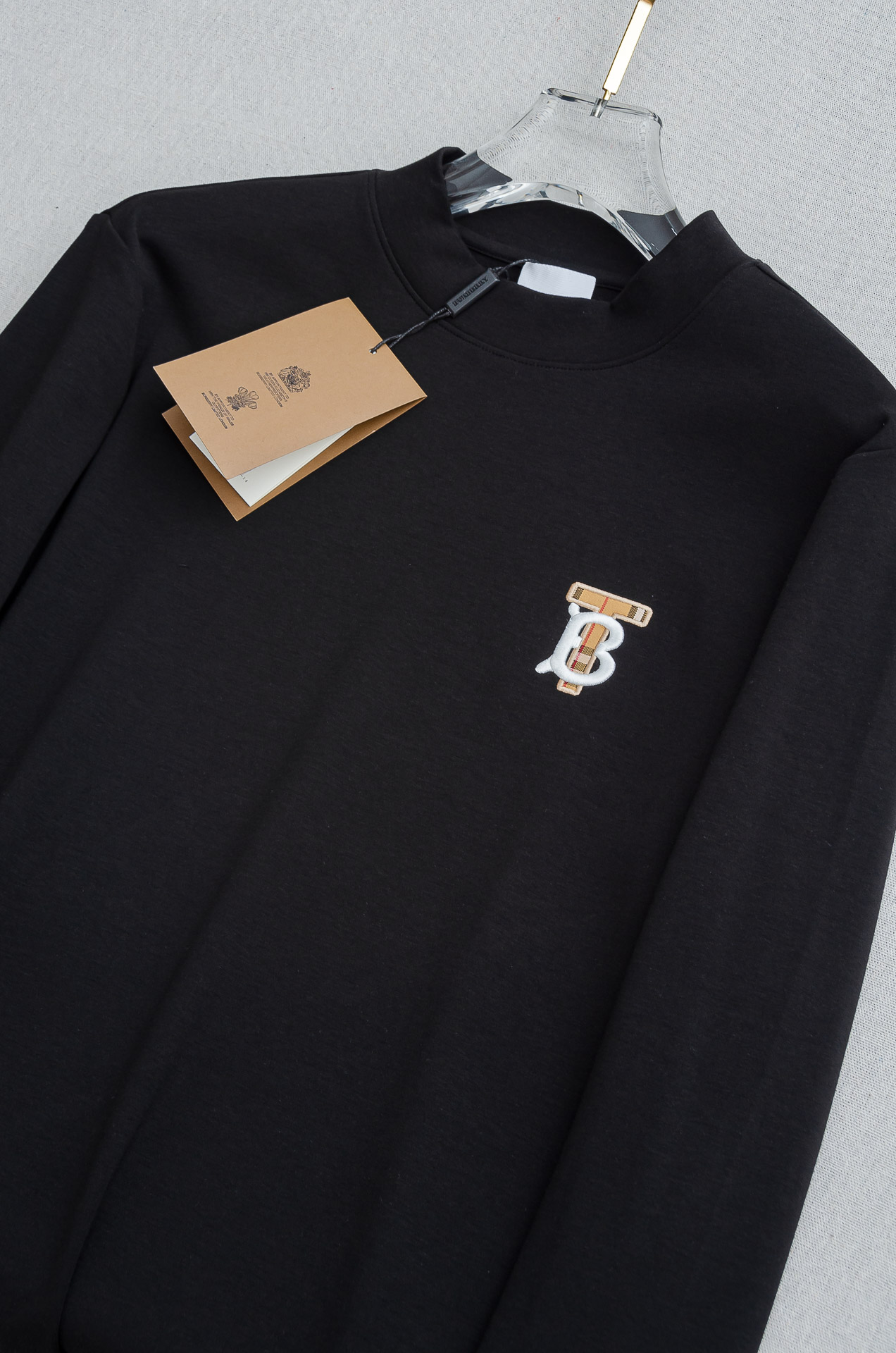 BBR巴宝莉 26FW秋冬新款 立体刺绣男士长袖T恤衫#把重心都放在了面料上，表面清晰可见的细格肌理，足