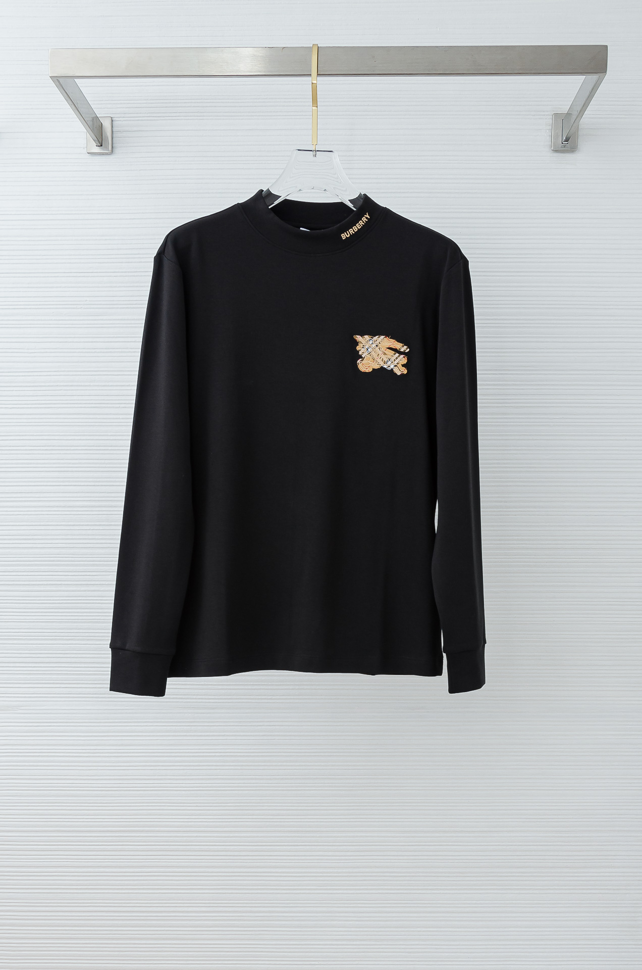 BBR巴宝莉 26FW秋冬新款 立体刺绣男士长袖T恤衫#把重心都放在了面料上，表面清晰可见的细格肌理，足