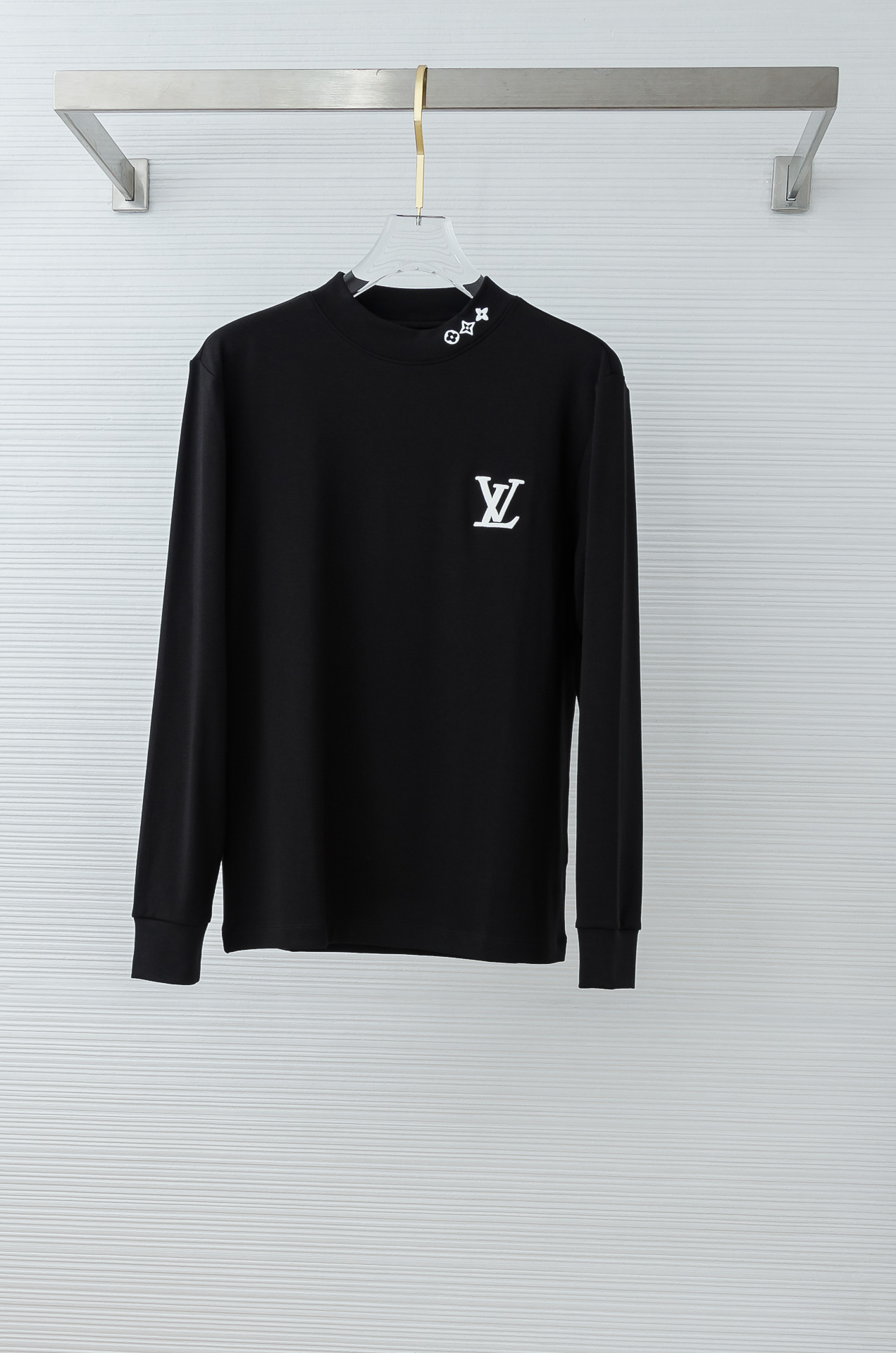 LV 26FW秋冬新款 立体刺绣男士长袖T恤衫#把重心都放在了面料上，表面清晰可见的细格肌理，足以凸显出