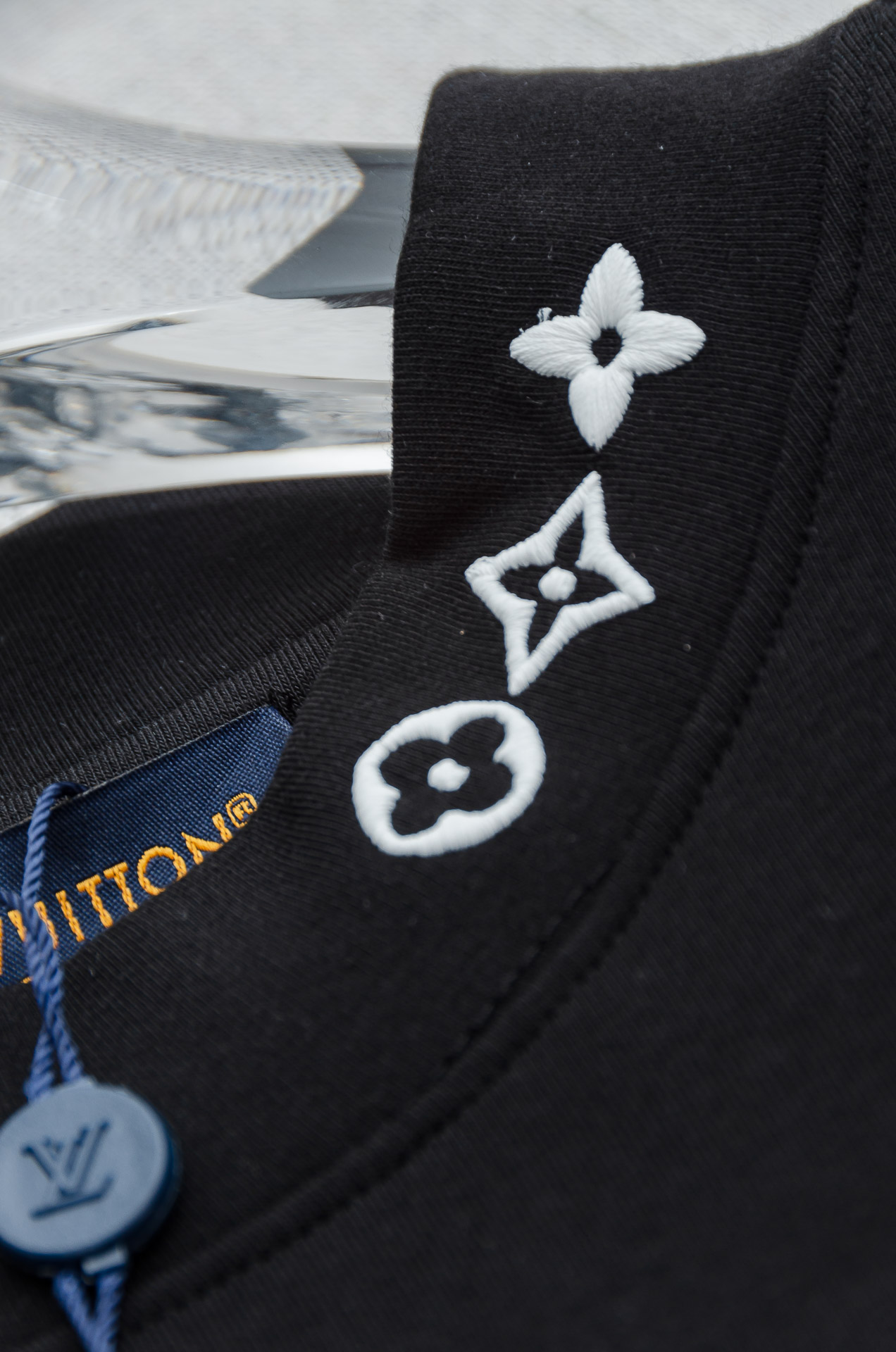 LV 26FW秋冬新款 立体刺绣男士长袖T恤衫#把重心都放在了面料上，表面清晰可见的细格肌理，足以凸显出