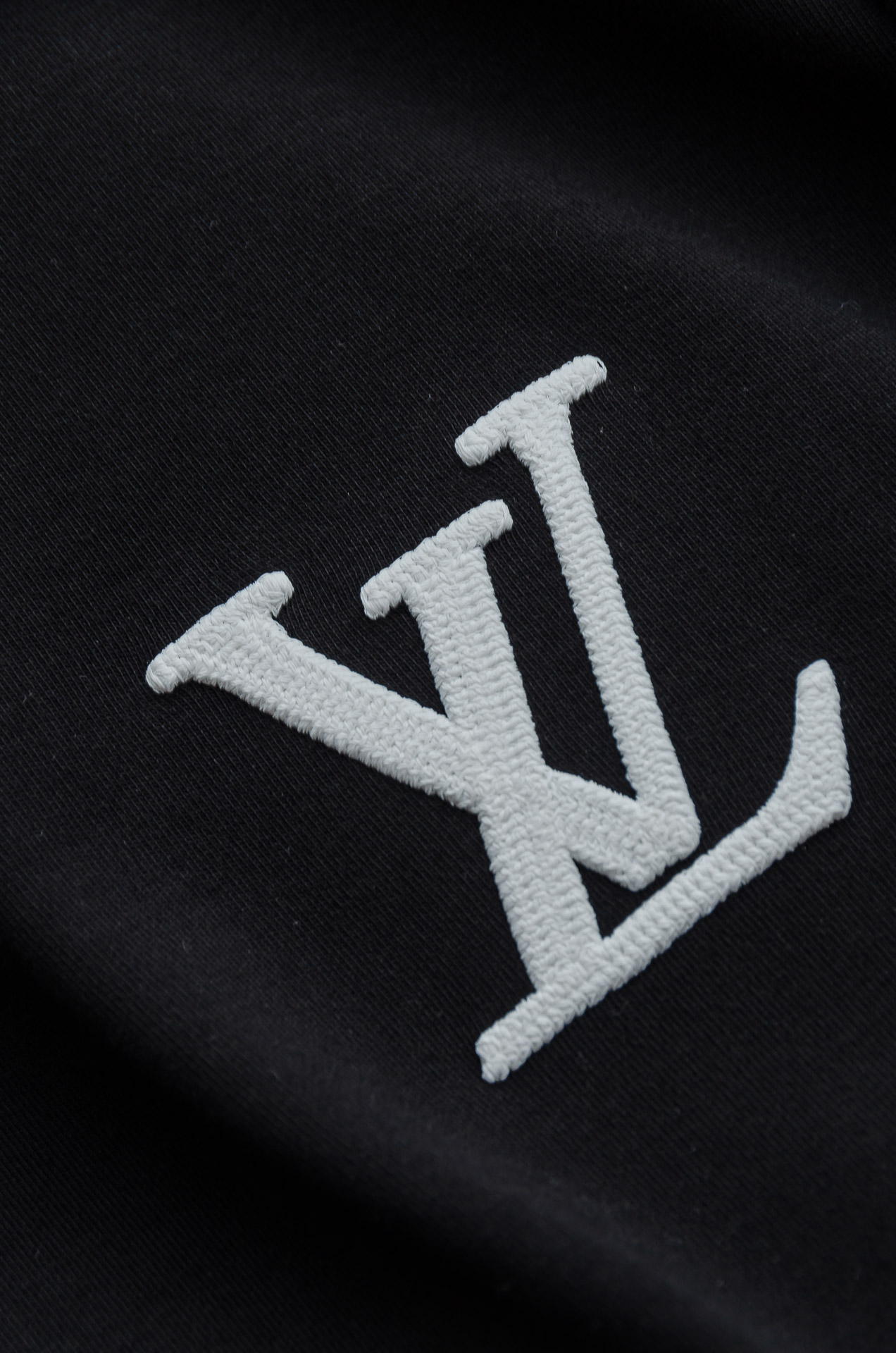 LV 26FW秋冬新款 立体刺绣男士长袖T恤衫#把重心都放在了面料上，表面清晰可见的细格肌理，足以凸显出