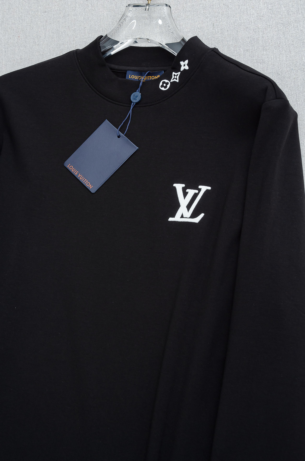 LV 26FW秋冬新款 立体刺绣男士长袖T恤衫#把重心都放在了面料上，表面清晰可见的细格肌理，足以凸显出