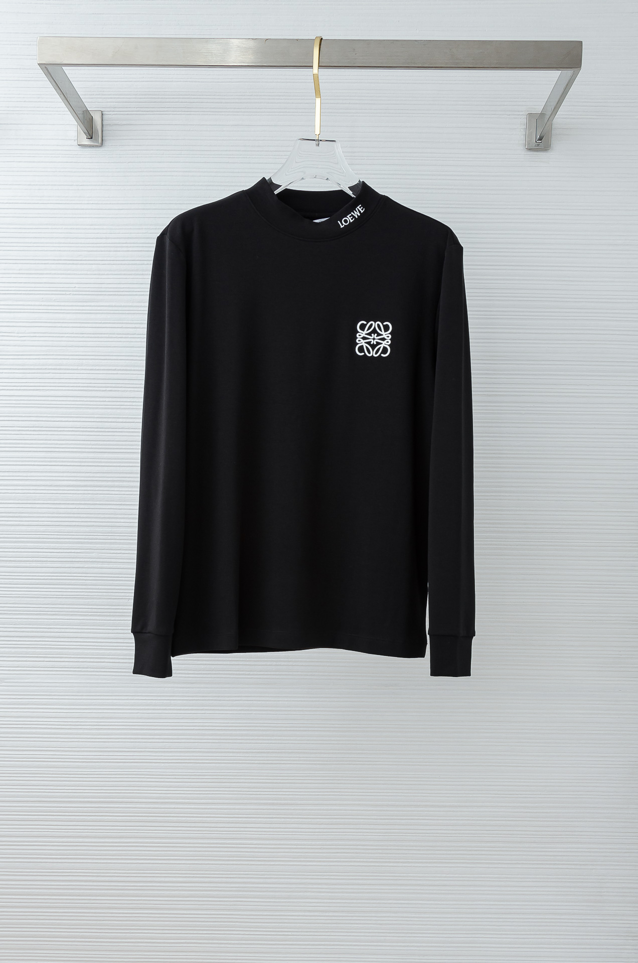 LOEWE罗意威 26FW秋冬新款 立体刺绣男士长袖T恤衫#把重心都放在了面料上，表面清晰可见的细格肌理
