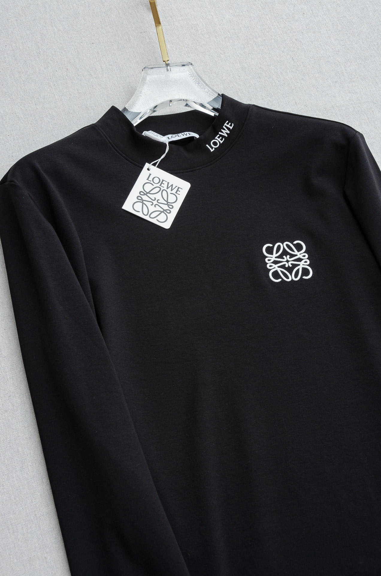 LOEWE罗意威 26FW秋冬新款 立体刺绣男士长袖T恤衫#把重心都放在了面料上，表面清晰可见的细格肌理