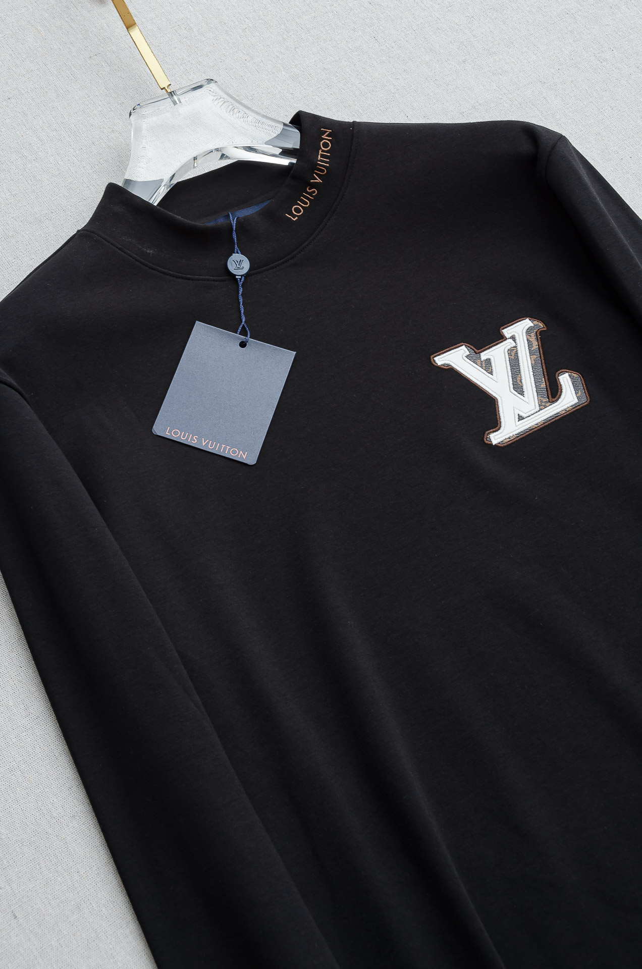 LV 26FW秋冬新款 立体刺绣男士长袖T恤衫#把重心都放在了面料上，表面清晰可见的细格肌理，足以凸显出