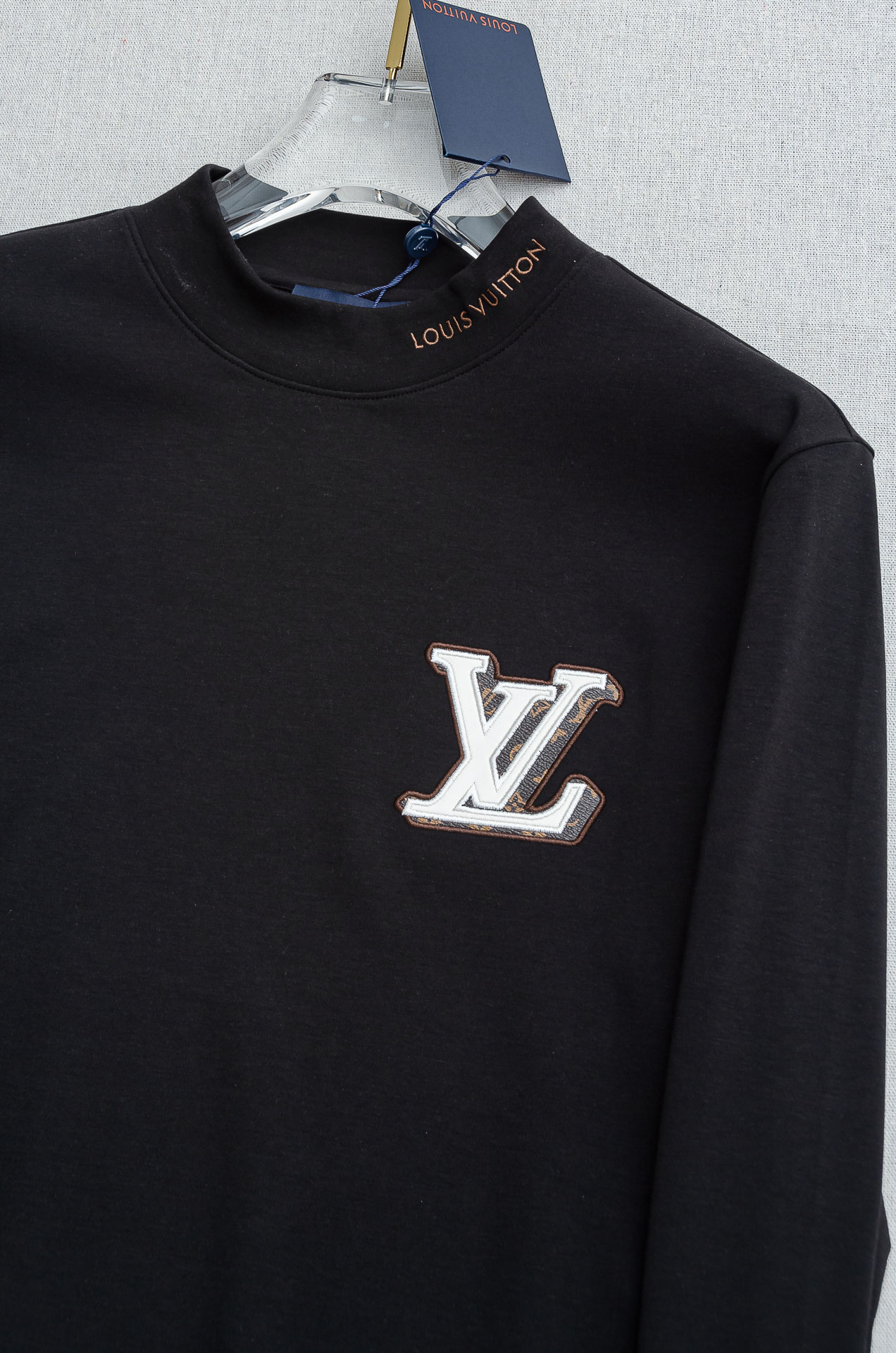 LV 26FW秋冬新款 立体刺绣男士长袖T恤衫#把重心都放在了面料上，表面清晰可见的细格肌理，足以凸显出