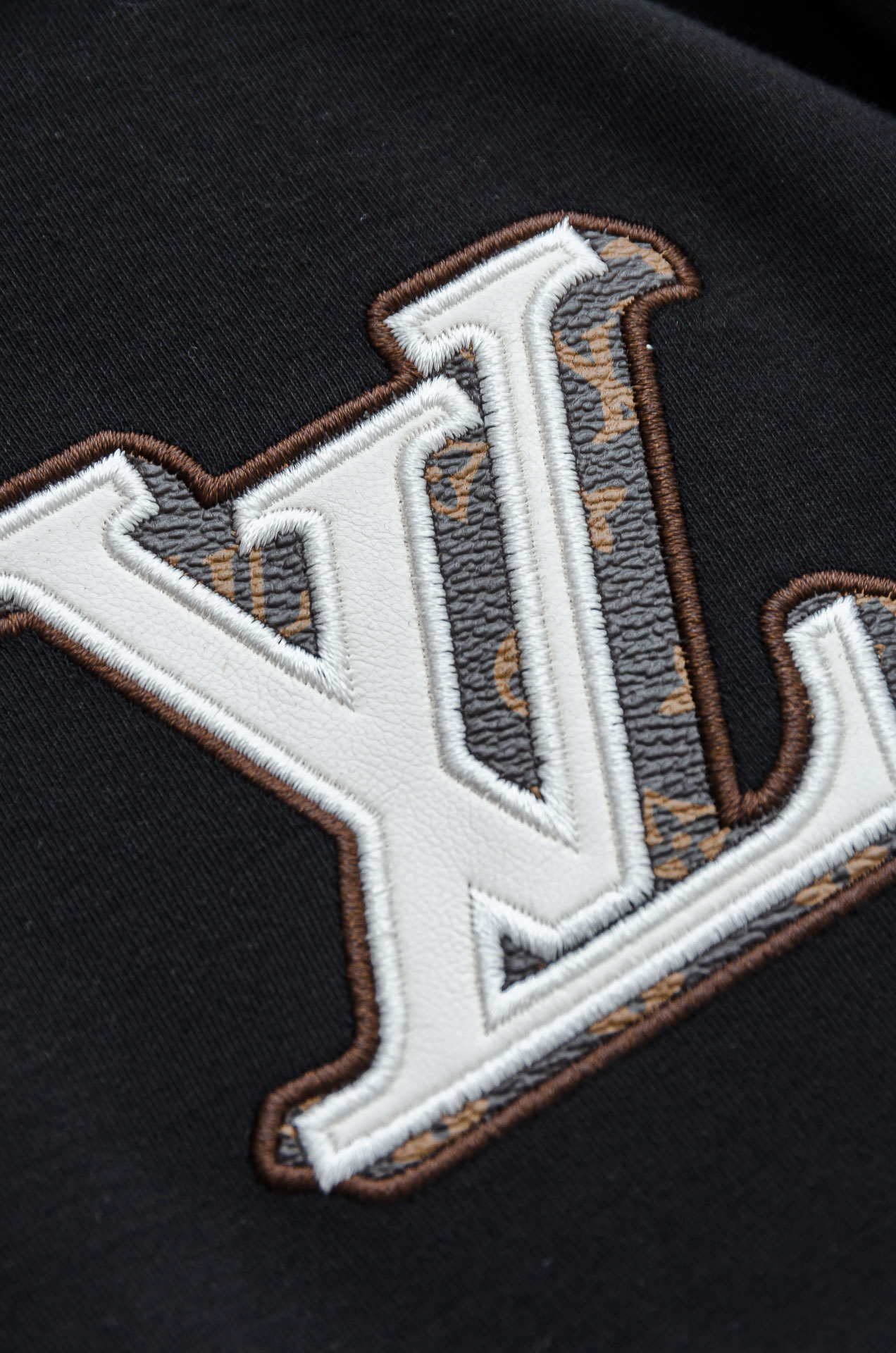 LV 26FW秋冬新款 立体刺绣男士长袖T恤衫#把重心都放在了面料上，表面清晰可见的细格肌理，足以凸显出