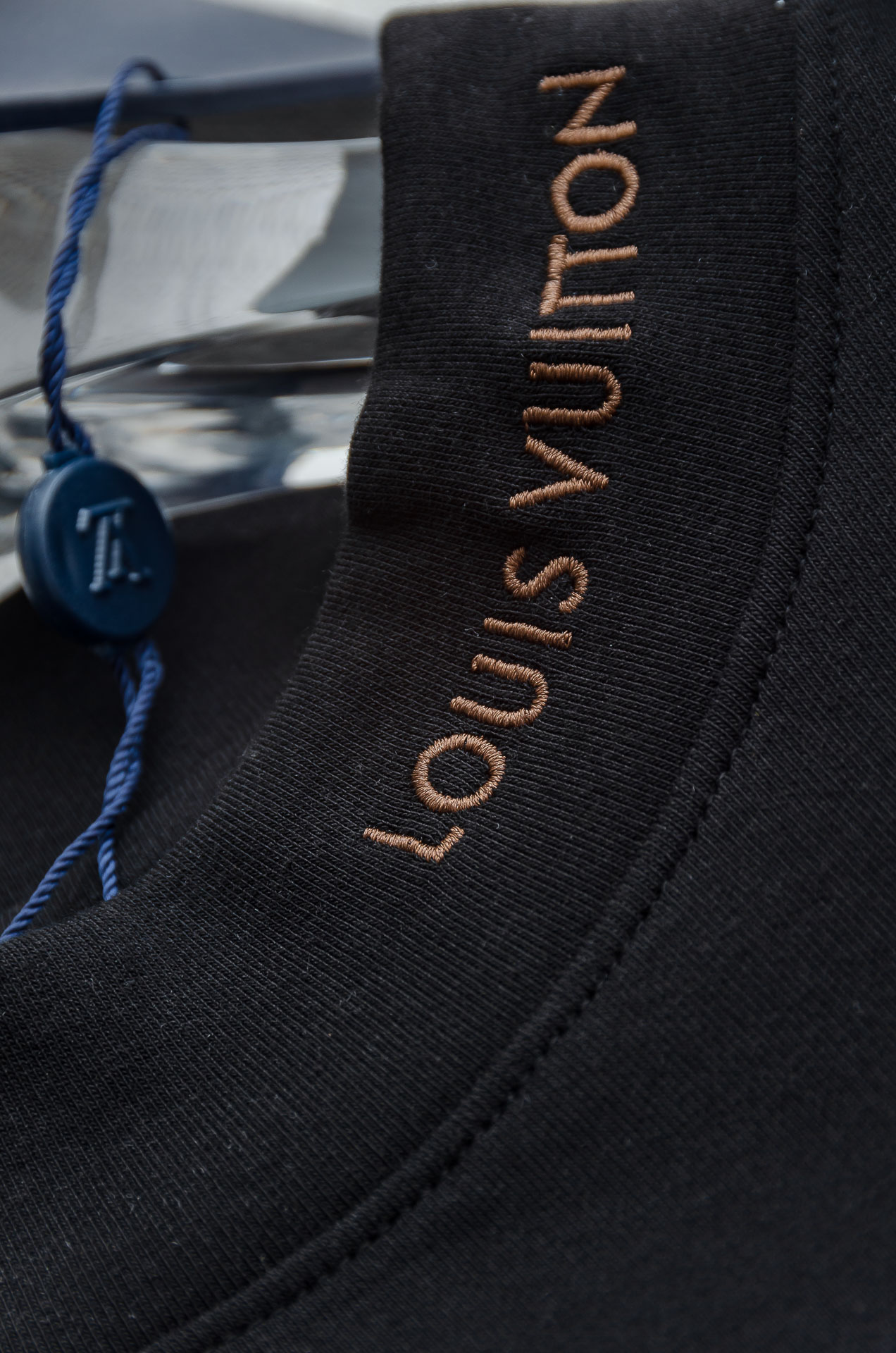 LV 26FW秋冬新款 立体刺绣男士长袖T恤衫#把重心都放在了面料上，表面清晰可见的细格肌理，足以凸显出