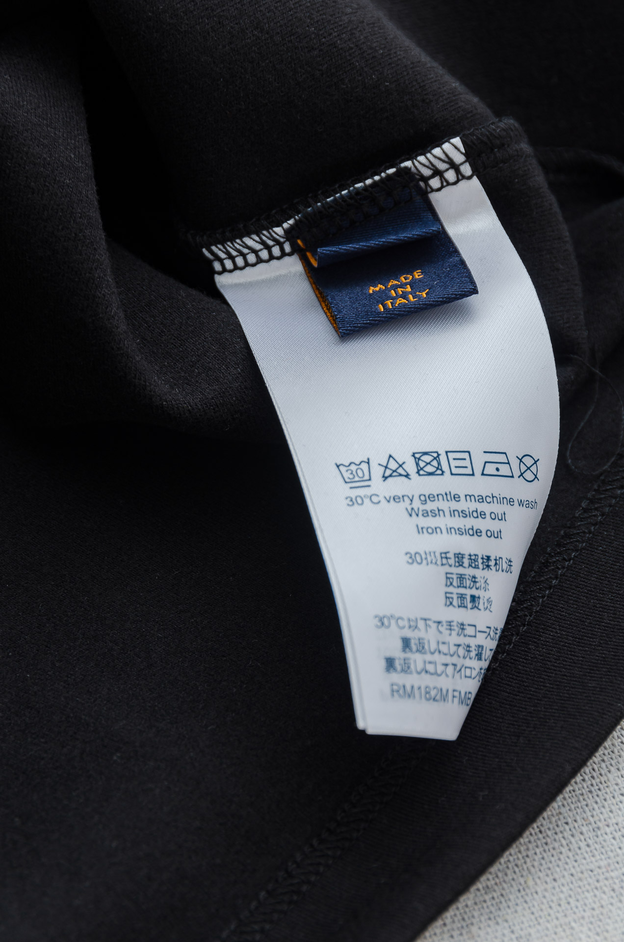 LV 26FW秋冬新款 立体刺绣男士长袖T恤衫#把重心都放在了面料上，表面清晰可见的细格肌理，足以凸显出