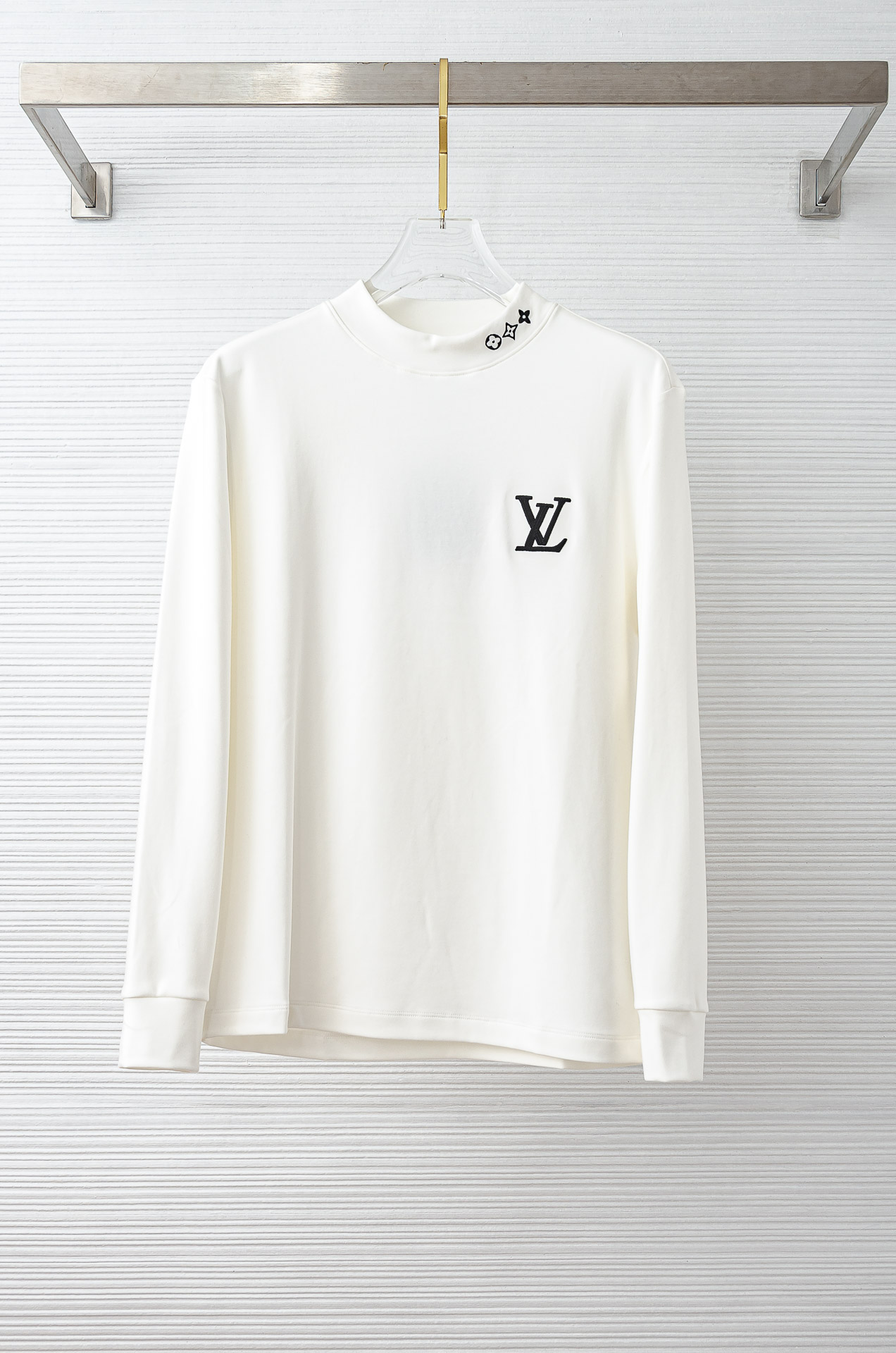 NO:606784,LV 25FW new autumn and winter three-dimensional embroidered men's long-sleeved T-shirt# puts the focus on the fabric. The fine grid texture is clearly visible on the surface, which is enough to highlight its high-end texture. It is wear-resistant and wrinkle-resistant and has good drape. It supports the shape of the entire shirt perfectly!  Breathability and convenience are of course not to mention, and it also has a certain degree of wrinkle resistance and stain resistance, which greatly reduces the convenience of daily care and storage. The soft, gentle but crisp gold fabric, and after the texture combination of the fabric itself, will slightly show different colors and textures under different lights.  The feel allows you to be versatile and easily adapt to various occasions. The whole dress is simple and clean, with a fit and crisp fit, and an excellent wearing effect. And the inside is designed with velvet, which has a delicate touch and warm care for you in autumn and winter. It is warm and wind-resistant. Whether worn alone or layered, it is a very versatile and practical style!  The classic straight version has a good effect on the upper body, and is classic and versatile. The classic embroidery details on the chest are embellished. I believe that you who have taste will be familiar with it!  Every detail is made with exquisite care and is a test of craftsmanship. Whether it is fabric cutting or craftsmanship, it fully embodies the brand's century-old history and skilled garment production technology. It is perfect in every aspect, with no flaws. The style is fashionable and versatile, and it can be used between leisure and business with ease. It is a must-have for quality control people.  Color black/white Size S-XXL,,louis vuitton,shirts,tees,t-shirt,gold,alexander wang19860909LV 25FW秋冬新款 立体刺绣男士长袖T恤衫#把重心都放在了面料上,表面清晰可见的细格肌理,足以凸显出它的高级质感,耐磨抗皱垂感佳,将整件衬衫版型承托的极其完美！透气性跟便捷性自然不在话下,还具有一定的抗皱性与耐脏度,大大减少了日常中的打理与保存便捷性.柔软温和却挺括的黄金面料,并且经过面料本身的纹理组合之后,在不同光线下会轻微显现出不一样的色泽跟质感,让你百变多样轻松应对各种场合.整件衣服都简洁干净,版型服帖挺括,穿着效果极佳.并且内里做了加绒的设计,细腻触感温暖呵护秋冬季节的您,保暖抗风,不管是单穿还是内搭都是非常百搭又实穿的款式！ 经典的直筒版型上身效果好,同时经典百搭,胸前经典刺绣细节点缀,相信有品味的你们一定不会陌生！每一处细节都做的非常的精湛考究,极其考验工艺技巧,无论是从面料裁剪还是工艺制作都完全体现了品牌百年的深厚历史以及娴熟的成衣制作工艺,不管是从哪一个方面看都完美到极致,毫无缺点,风格时尚百搭,休闲商务之间游刃有余,品控族必入的类型,可遇而不可求！ 颜色黑色/白色 尺码S-XXL,,louis vuitton,shirts,tees，t-shirt,gold,alexander wang,Men's clothing