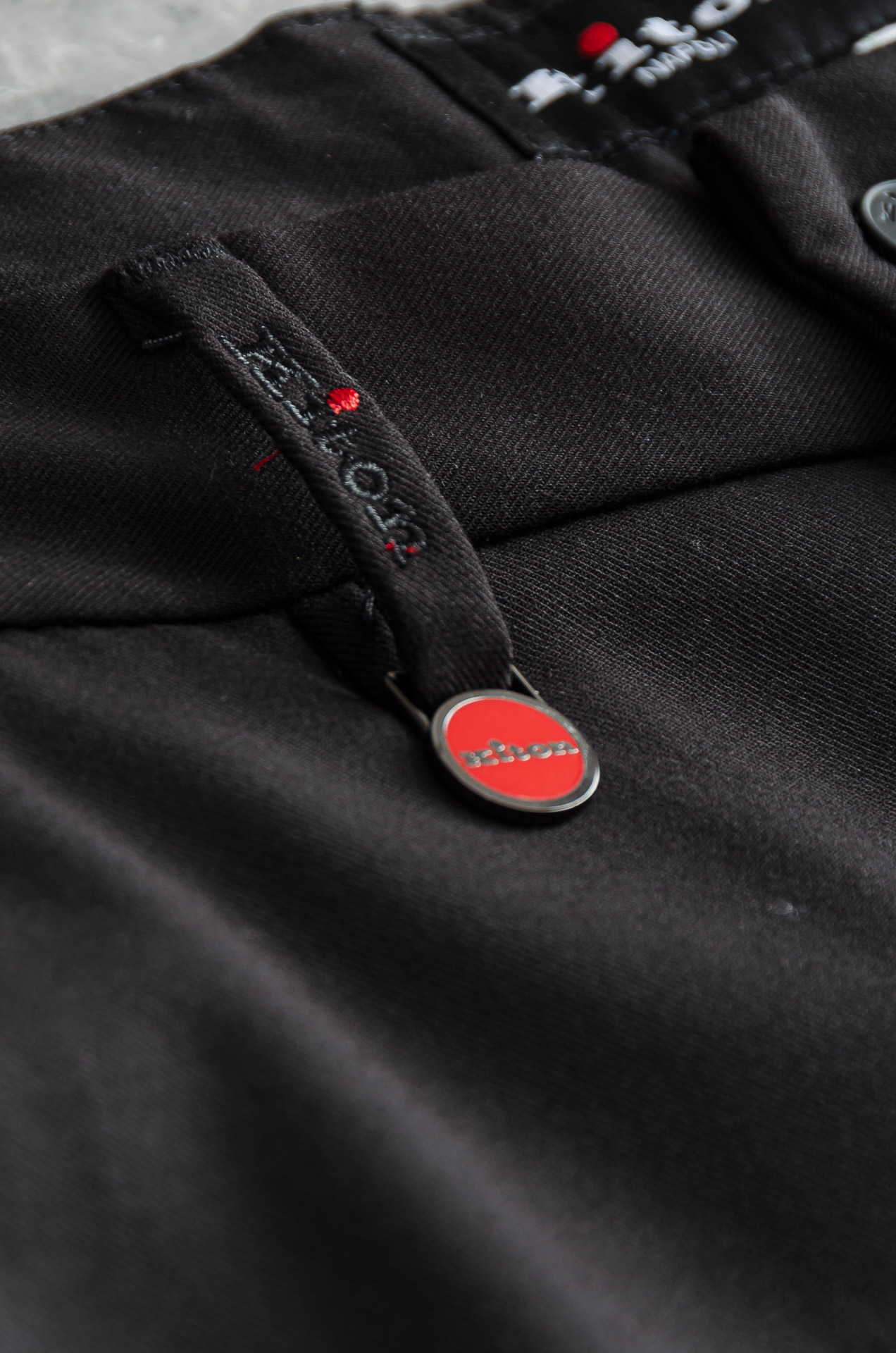 Kiton25FW秋冬新款轻奢时尚定制休闲西裤，简洁干练的风格，精致卓越的品质男装，每款的设计点跟舒适度