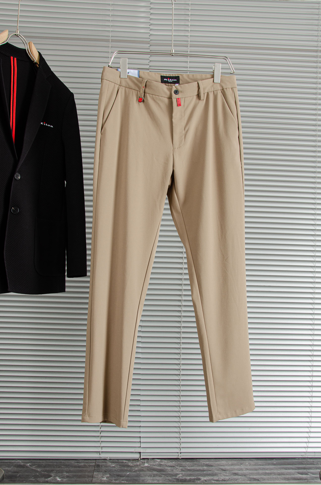 Kiton25FW秋冬新款轻奢时尚定制休闲西裤，简洁干练的风格，精致卓越的品质男装，每款的设计点跟舒适度