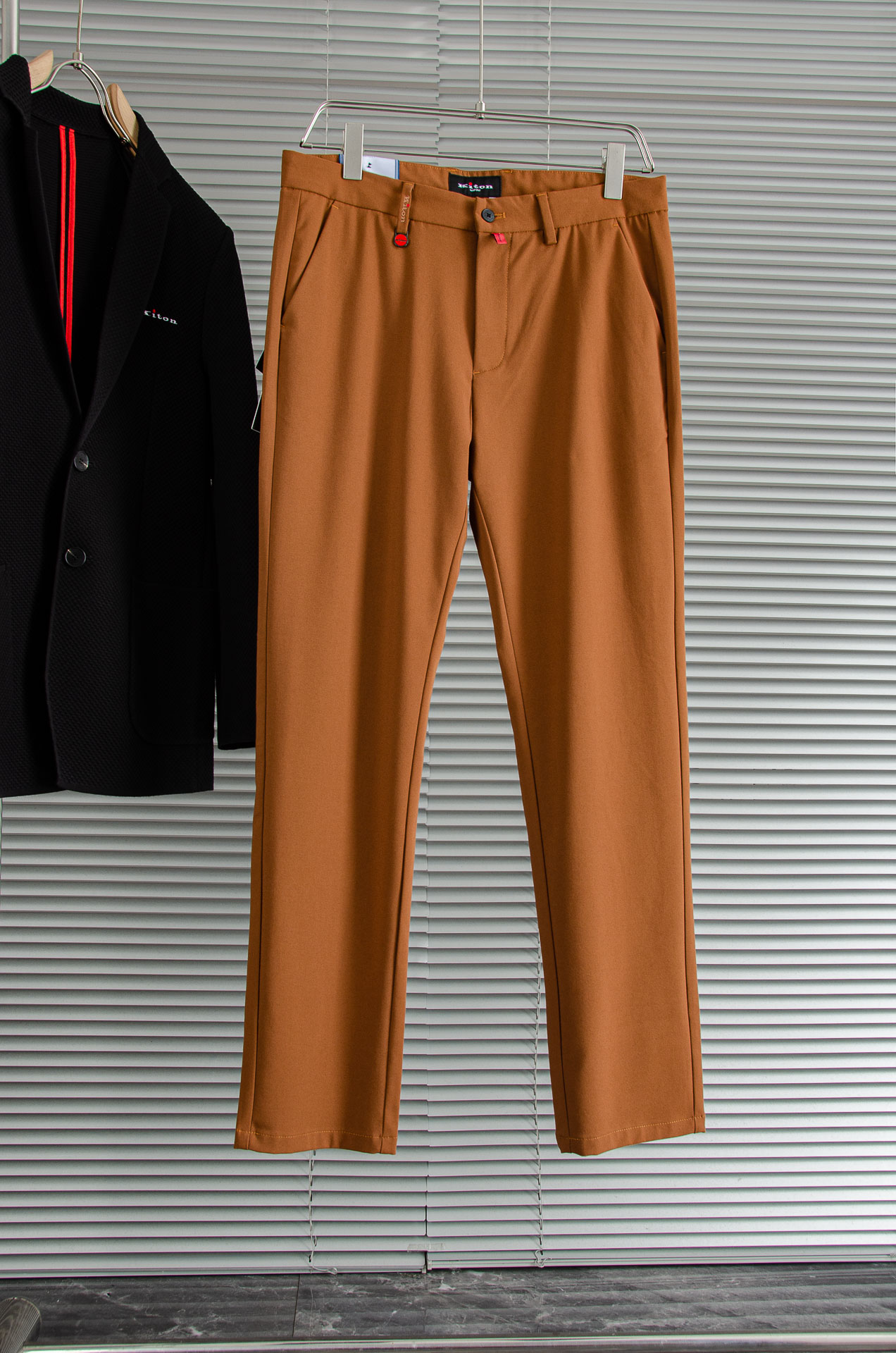 Kiton25FW秋冬新款轻奢时尚定制休闲西裤，简洁干练的风格，精致卓越的品质男装，每款的设计点跟舒适度