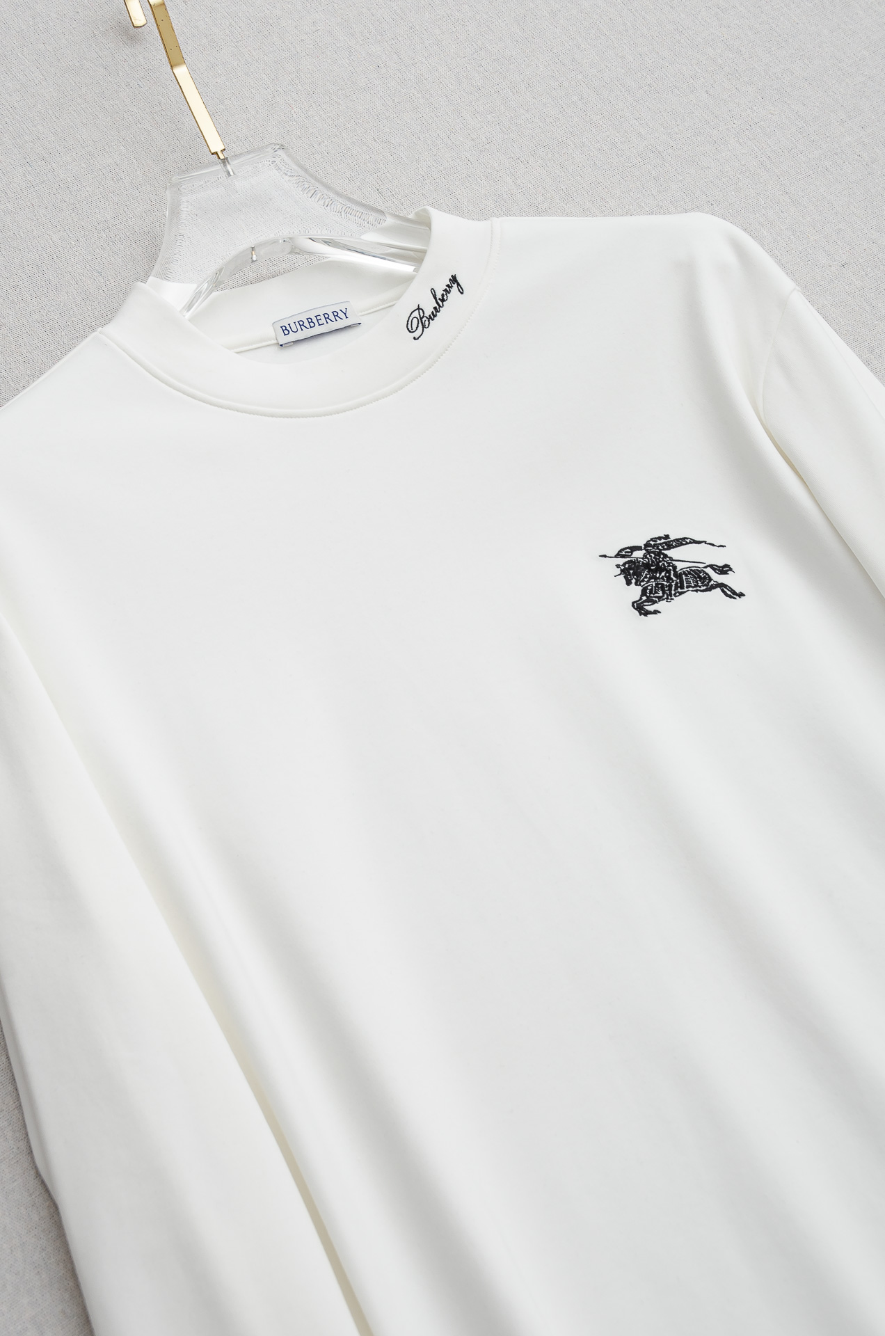 巴宝莉BBR 25FW秋冬新款 立体刺绣男士长袖T恤衫#把重心都放在了面料上，表面清晰可见的细格肌理，足