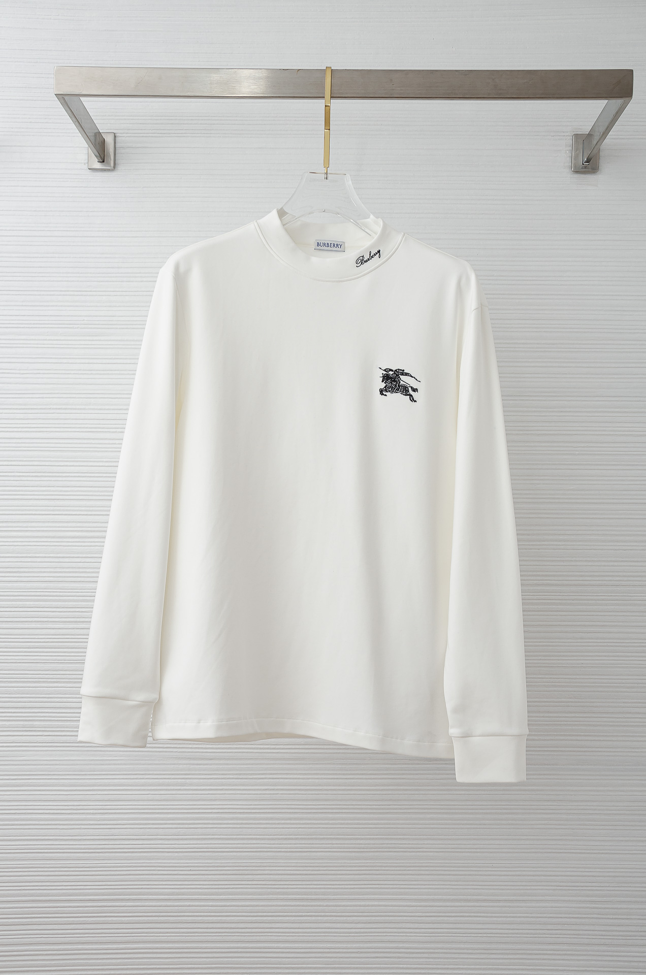 巴宝莉BBR 25FW秋冬新款 立体刺绣男士长袖T恤衫#把重心都放在了面料上，表面清晰可见的细格肌理，足