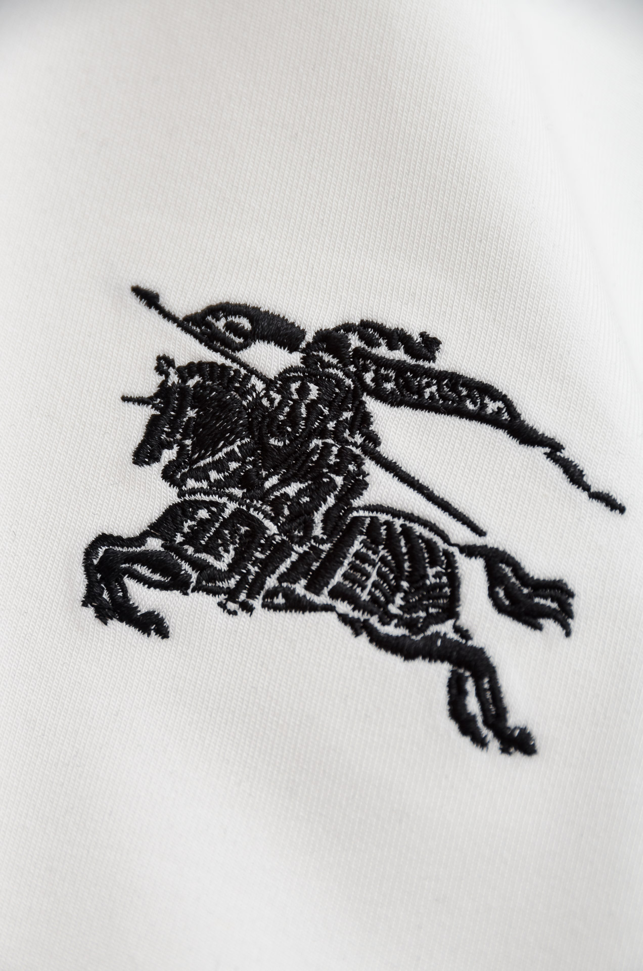 巴宝莉BBR 25FW秋冬新款 立体刺绣男士长袖T恤衫#把重心都放在了面料上，表面清晰可见的细格肌理，足