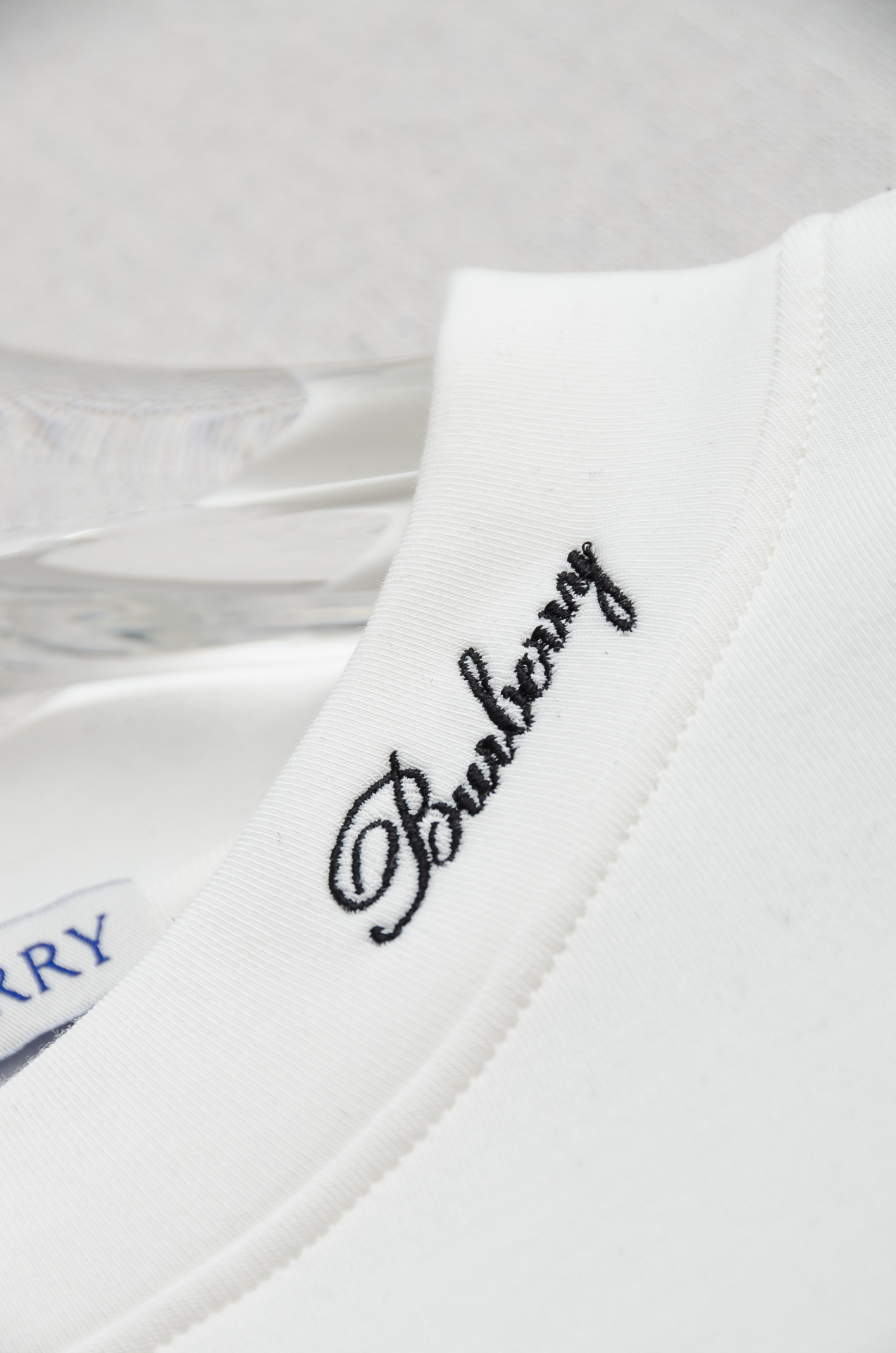 巴宝莉BBR 25FW秋冬新款 立体刺绣男士长袖T恤衫#把重心都放在了面料上，表面清晰可见的细格肌理，足