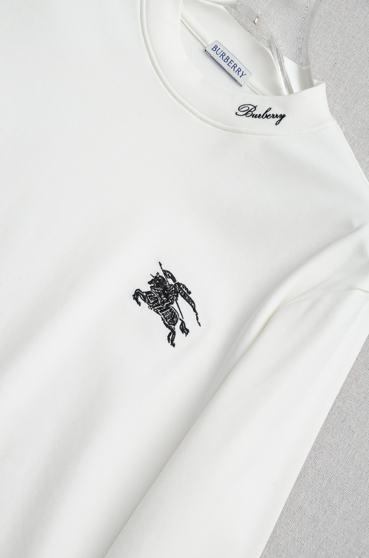 巴宝莉BBR 25FW秋冬新款 立体刺绣男士长袖T恤衫#把重心都放在了面料上，表面清晰可见的细格肌理，足