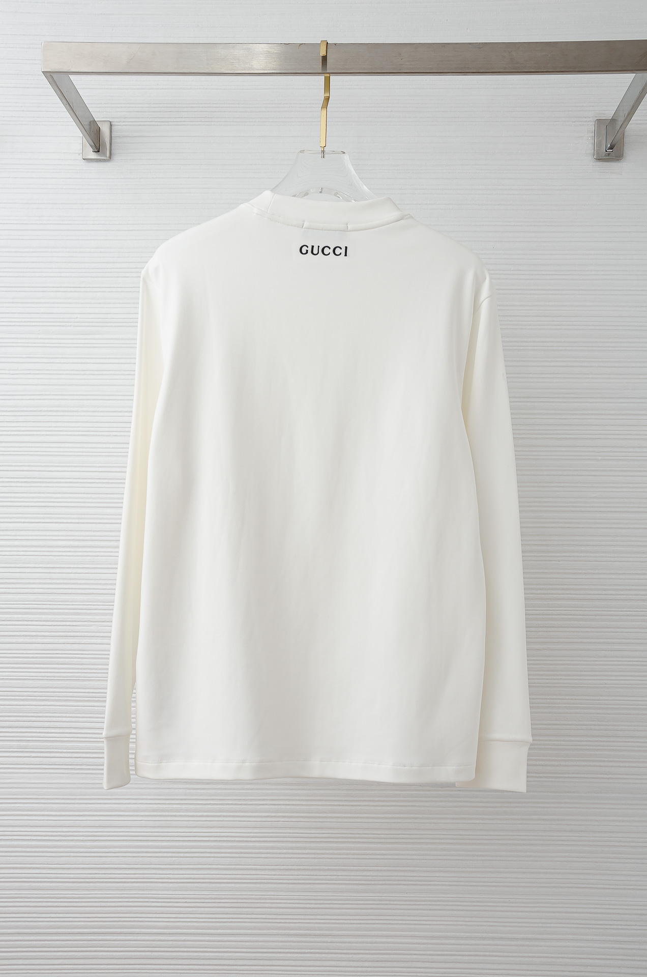 Gu#cci 25FW秋冬新款 立体刺绣男士长袖T恤衫#把重心都放在了面料上，表面清晰可见的细格肌理，足