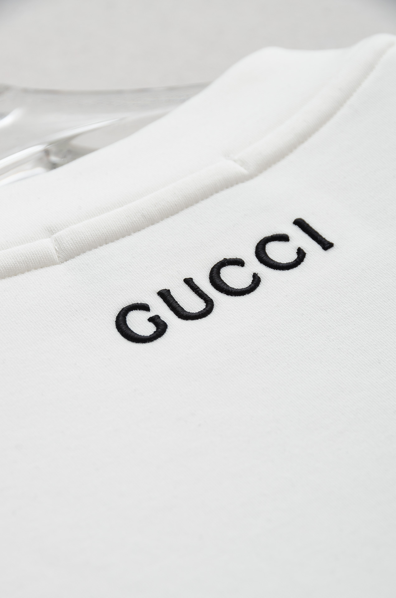 Gu#cci 25FW秋冬新款 立体刺绣男士长袖T恤衫#把重心都放在了面料上，表面清晰可见的细格肌理，足