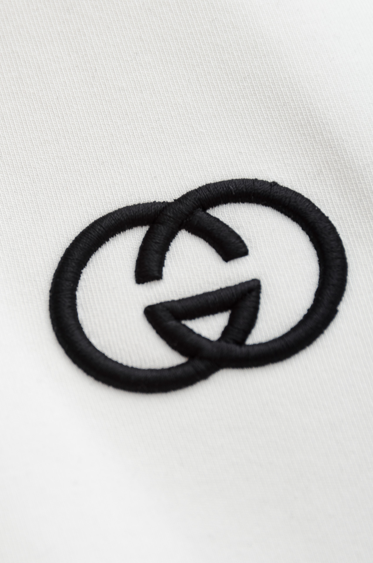 Gu#cci 25FW秋冬新款 立体刺绣男士长袖T恤衫#把重心都放在了面料上，表面清晰可见的细格肌理，足