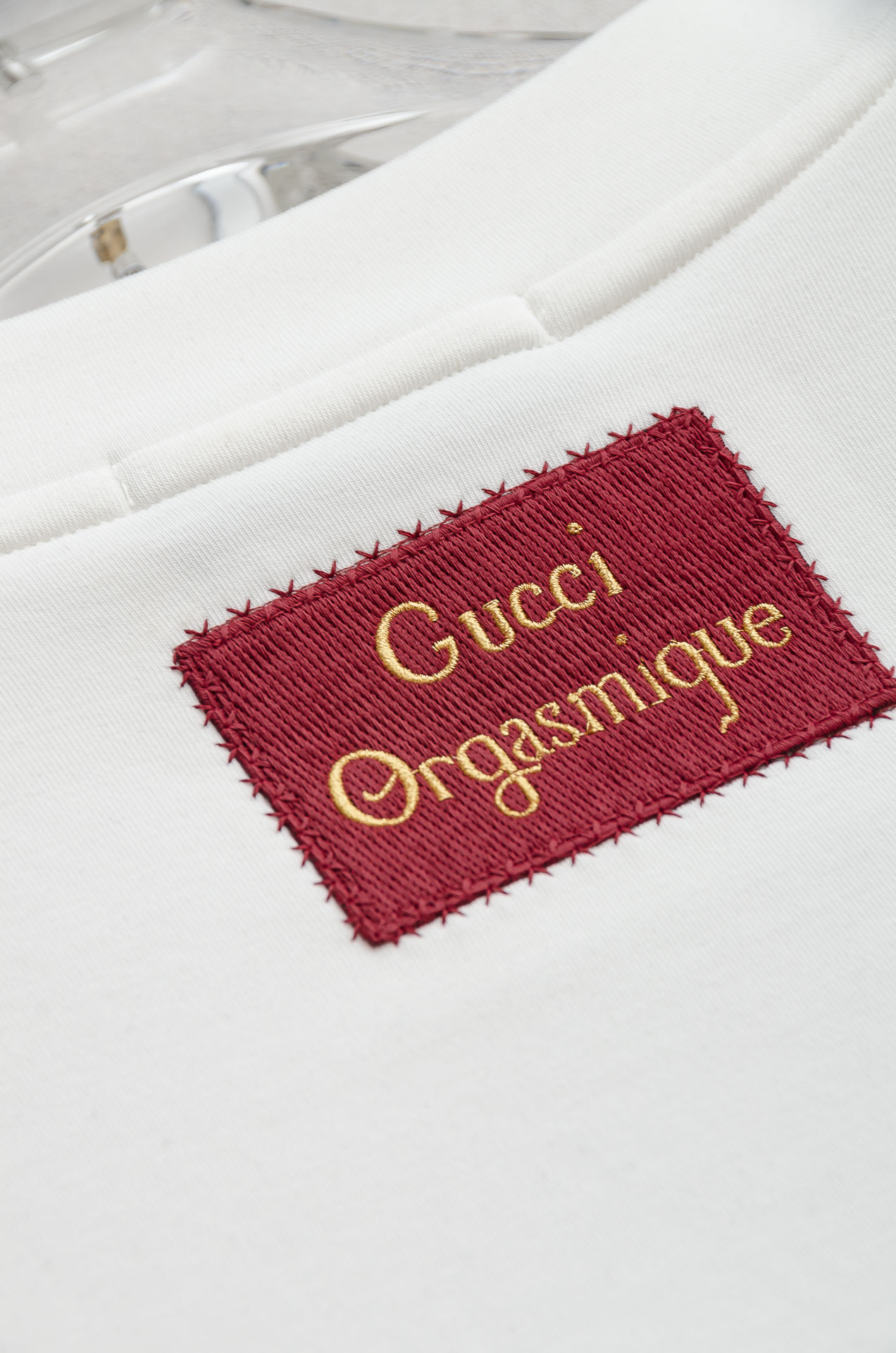 Gu#cci 25FW秋冬新款 立体刺绣男士长袖T恤衫#把重心都放在了面料上，表面清晰可见的细格肌理，足