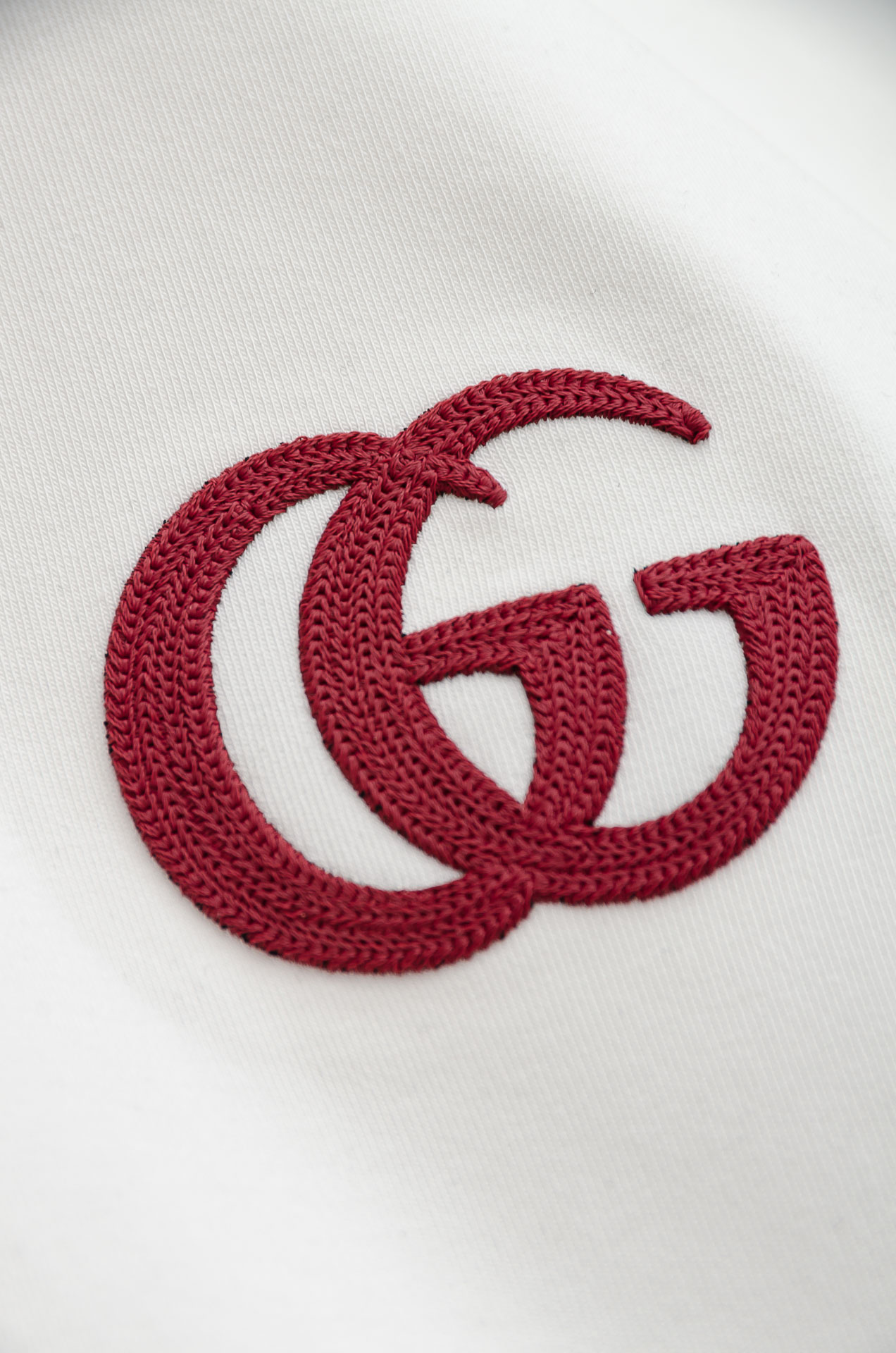 Gu#cci 25FW秋冬新款 立体刺绣男士长袖T恤衫#把重心都放在了面料上，表面清晰可见的细格肌理，足