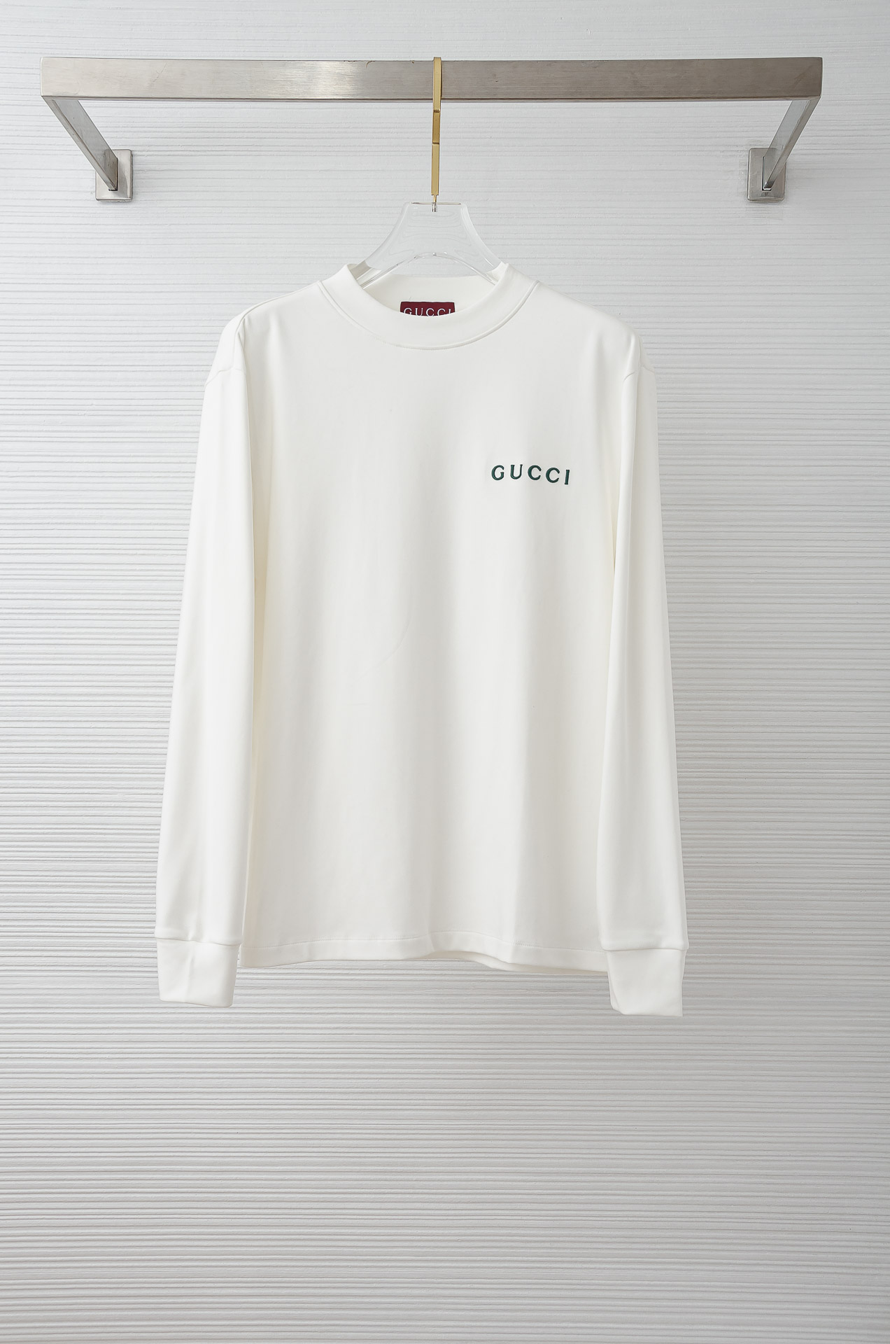 Gu#cci 25FW秋冬新款 立体刺绣男士长袖T恤衫#把重心都放在了面料上，表面清晰可见的细格肌理，足