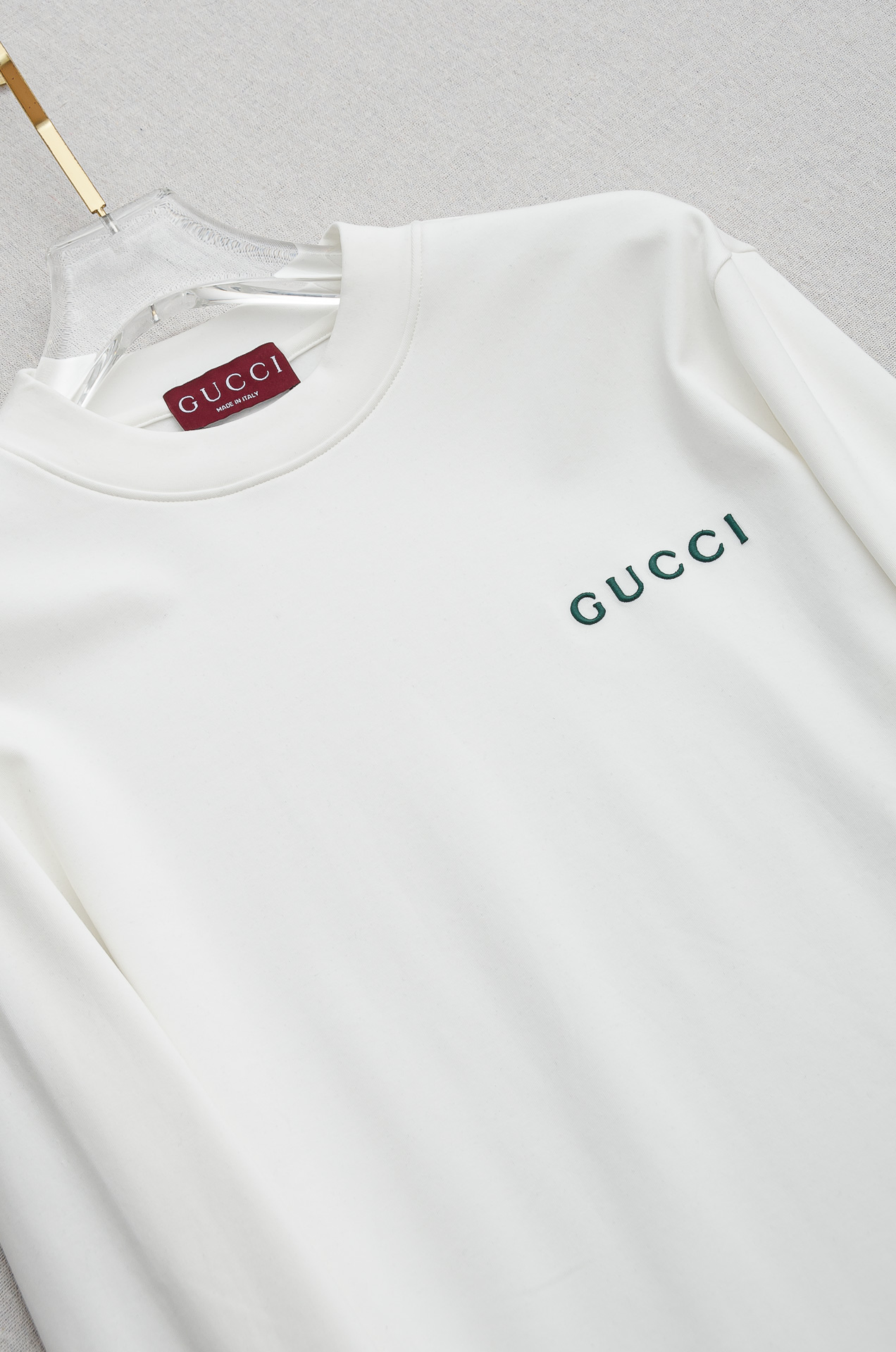 Gu#cci 25FW秋冬新款 立体刺绣男士长袖T恤衫#把重心都放在了面料上，表面清晰可见的细格肌理，足