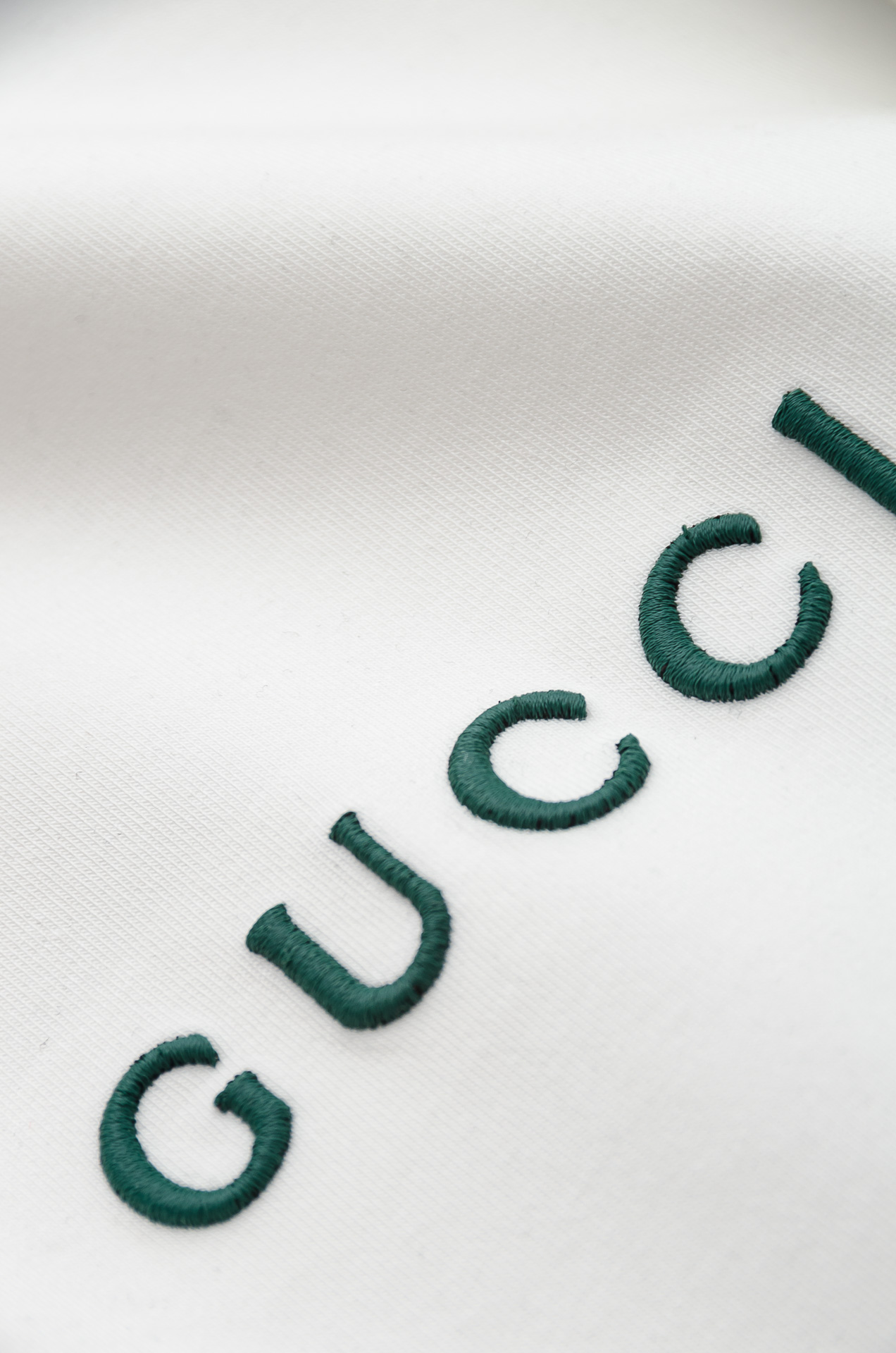 Gu#cci 25FW秋冬新款 立体刺绣男士长袖T恤衫#把重心都放在了面料上，表面清晰可见的细格肌理，足