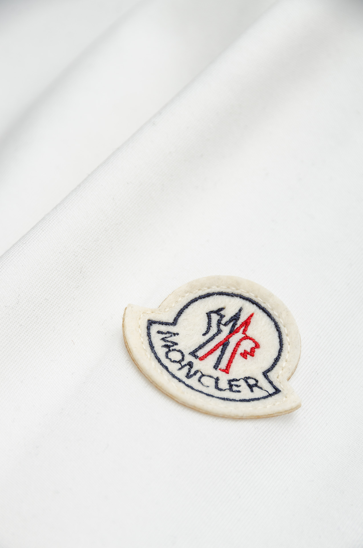 蒙口moncler 25FW秋冬新款 立体刺绣男士长袖T恤衫#把重心都放在了面料上，表面清晰可见的细格肌