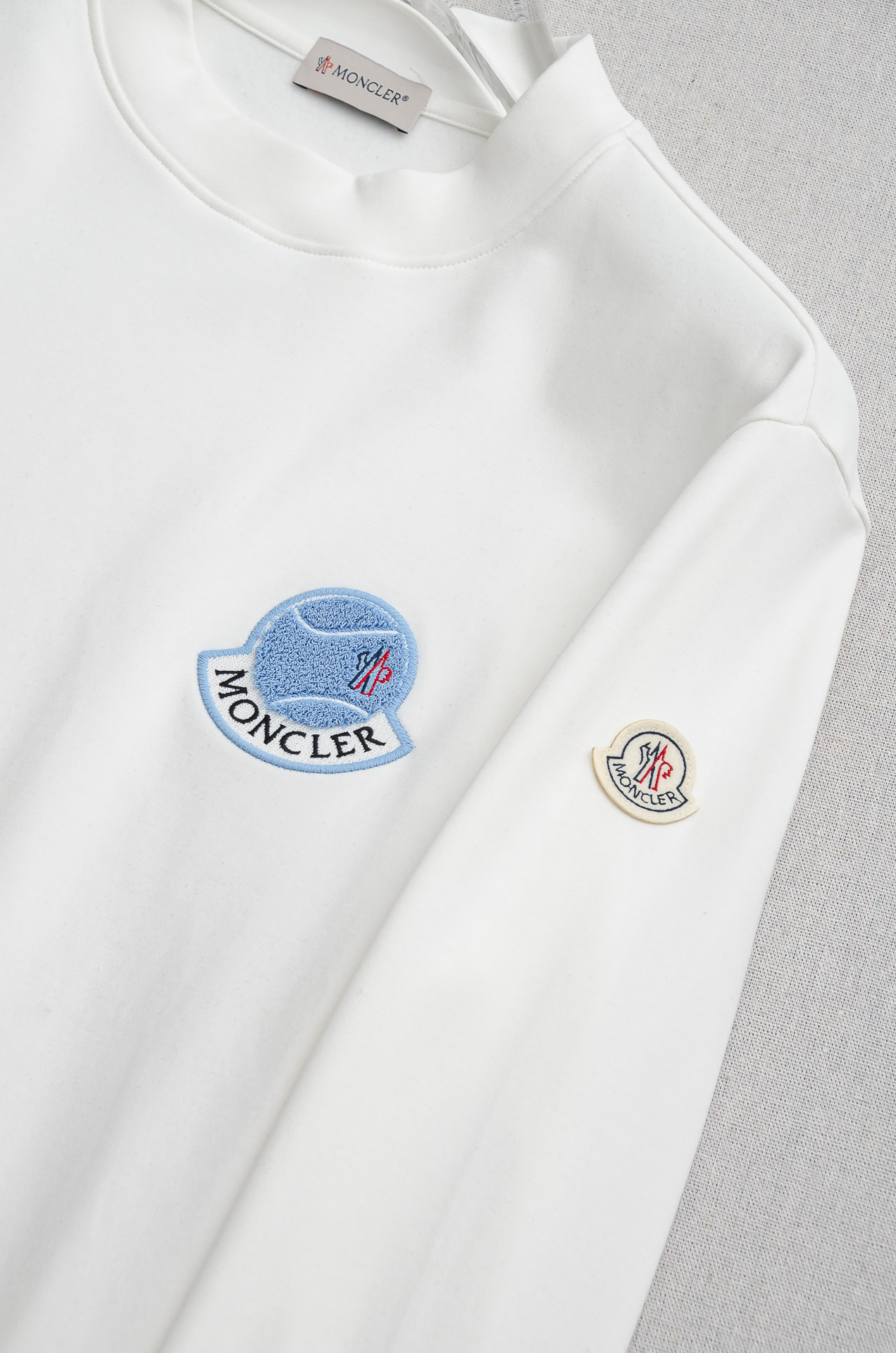 蒙口moncler 25FW秋冬新款 立体刺绣男士长袖T恤衫#把重心都放在了面料上，表面清晰可见的细格肌