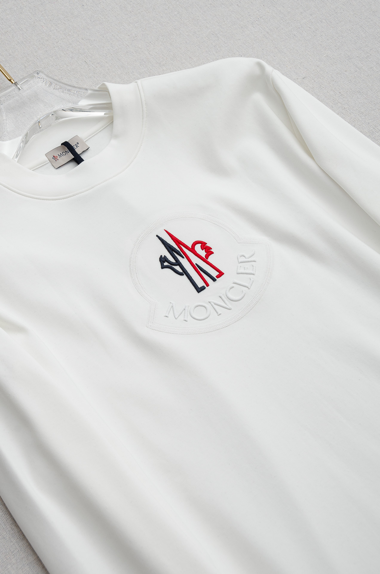 蒙口moncler 25FW秋冬新款 立体刺绣男士长袖T恤衫#把重心都放在了面料上，表面清晰可见的细格肌