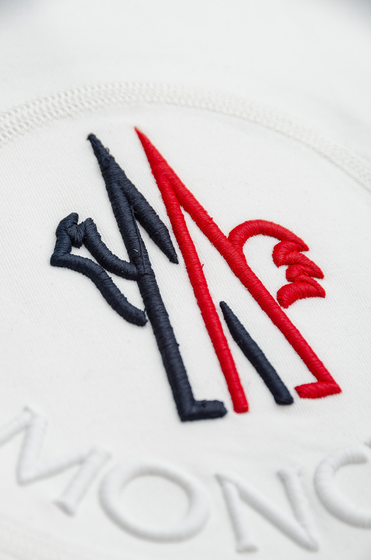 蒙口moncler 25FW秋冬新款 立体刺绣男士长袖T恤衫#把重心都放在了面料上，表面清晰可见的细格肌