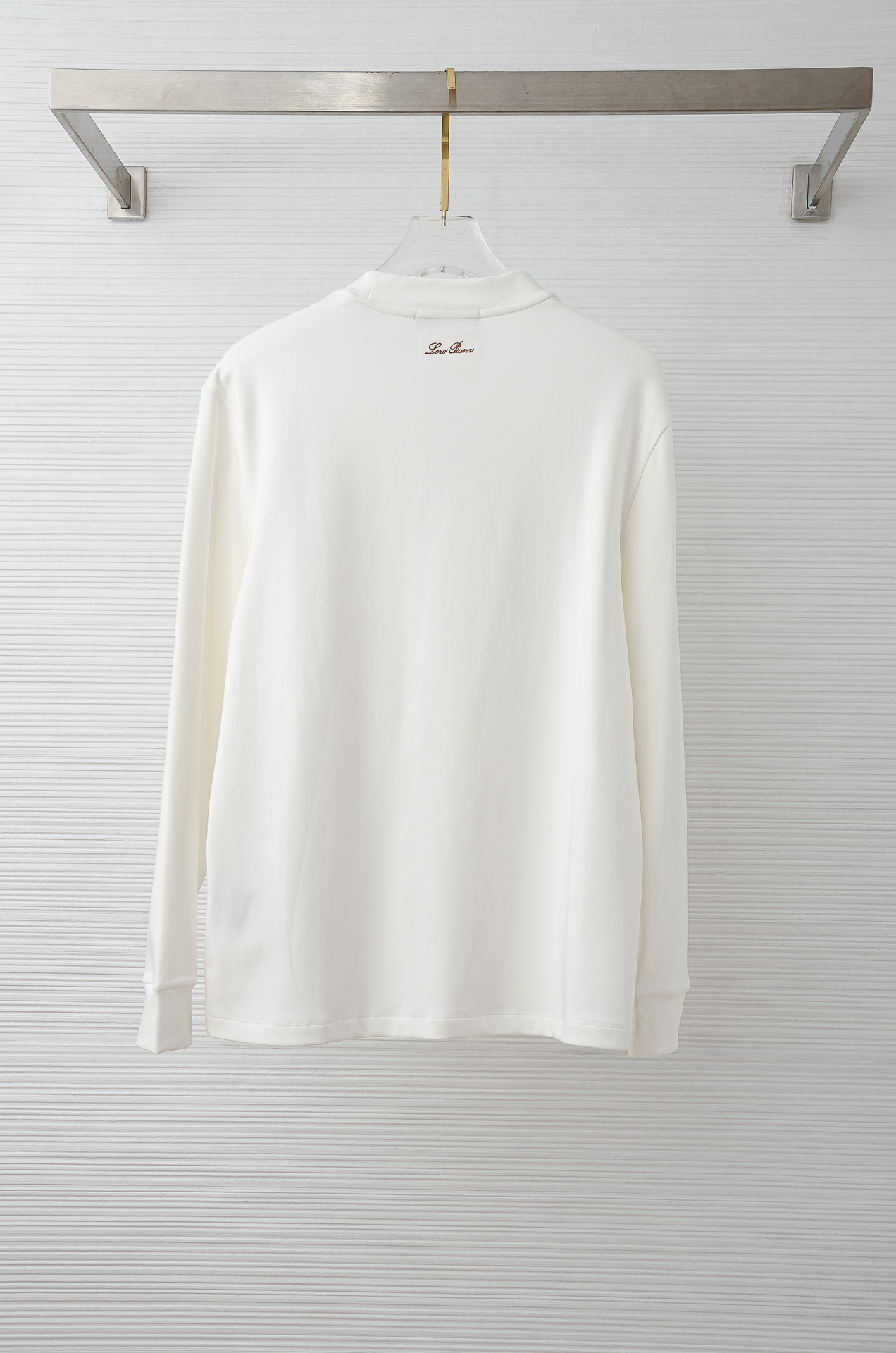 LFW秋冬新款 立体刺绣男士长袖T恤衫#把重心都放在了面料上，表面清晰可见的细格肌理，足以凸显出它的高级