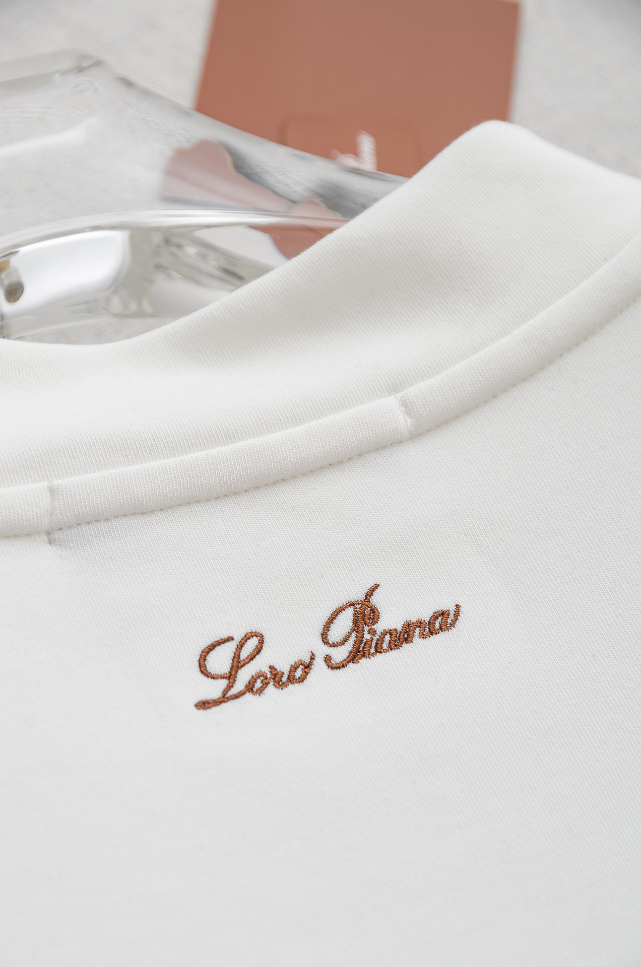 LFW秋冬新款 立体刺绣男士长袖T恤衫#把重心都放在了面料上，表面清晰可见的细格肌理，足以凸显出它的高级