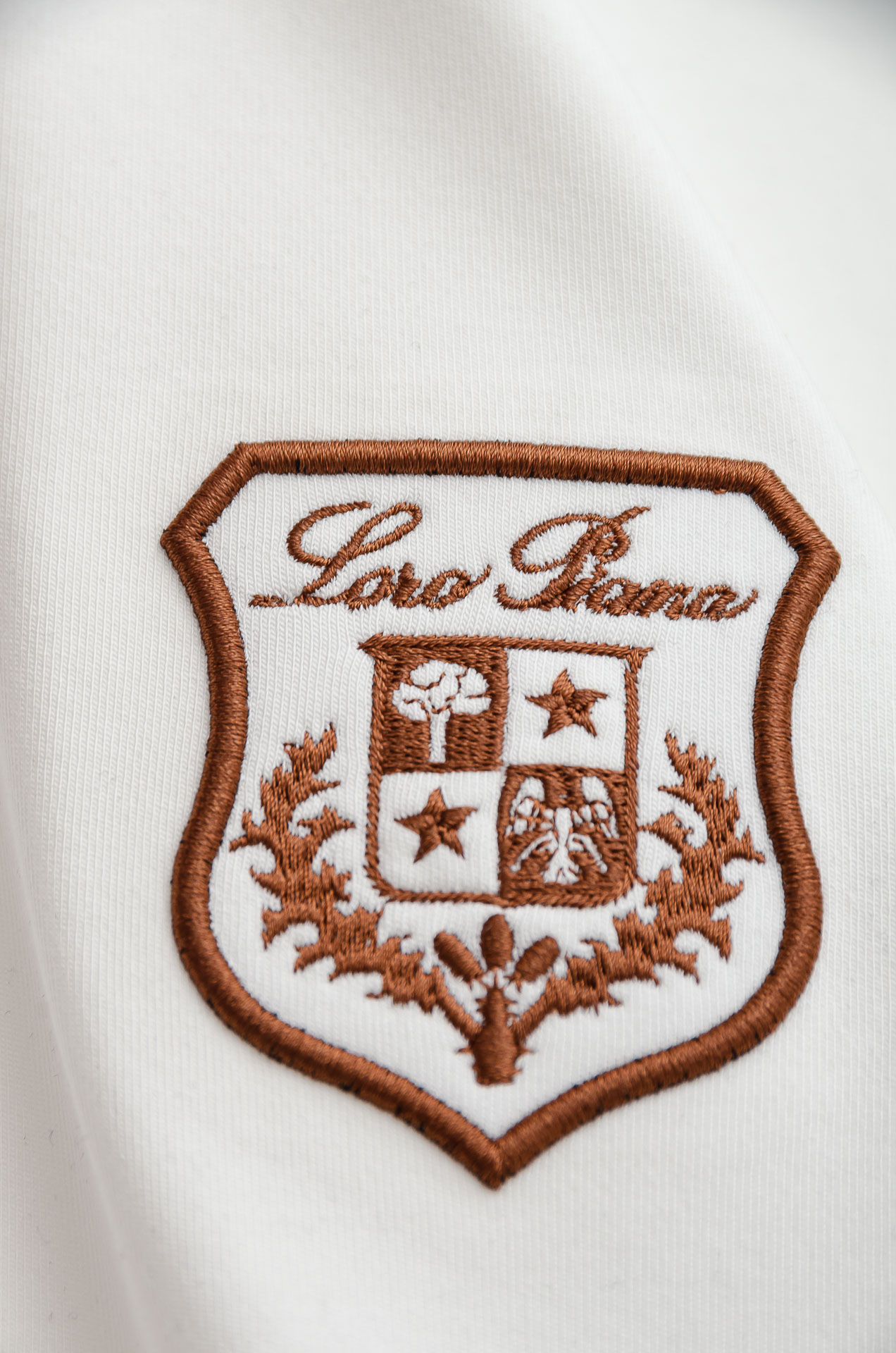 LFW秋冬新款 立体刺绣男士长袖T恤衫#把重心都放在了面料上，表面清晰可见的细格肌理，足以凸显出它的高级