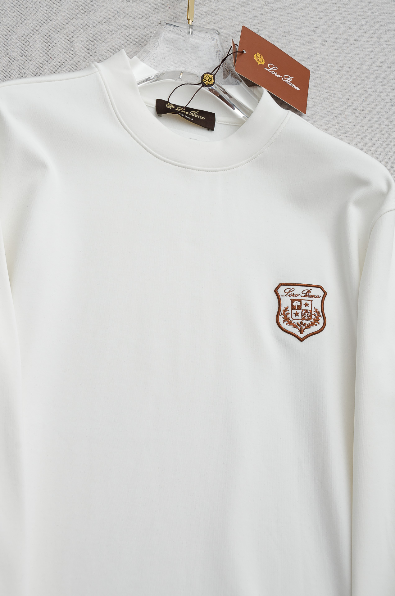 LFW秋冬新款 立体刺绣男士长袖T恤衫#把重心都放在了面料上，表面清晰可见的细格肌理，足以凸显出它的高级