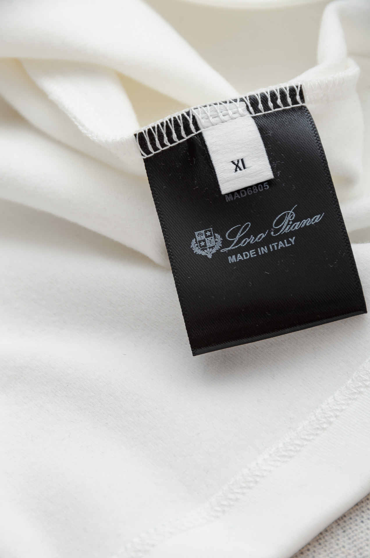 LFW秋冬新款 立体刺绣男士长袖T恤衫#把重心都放在了面料上，表面清晰可见的细格肌理，足以凸显出它的高级