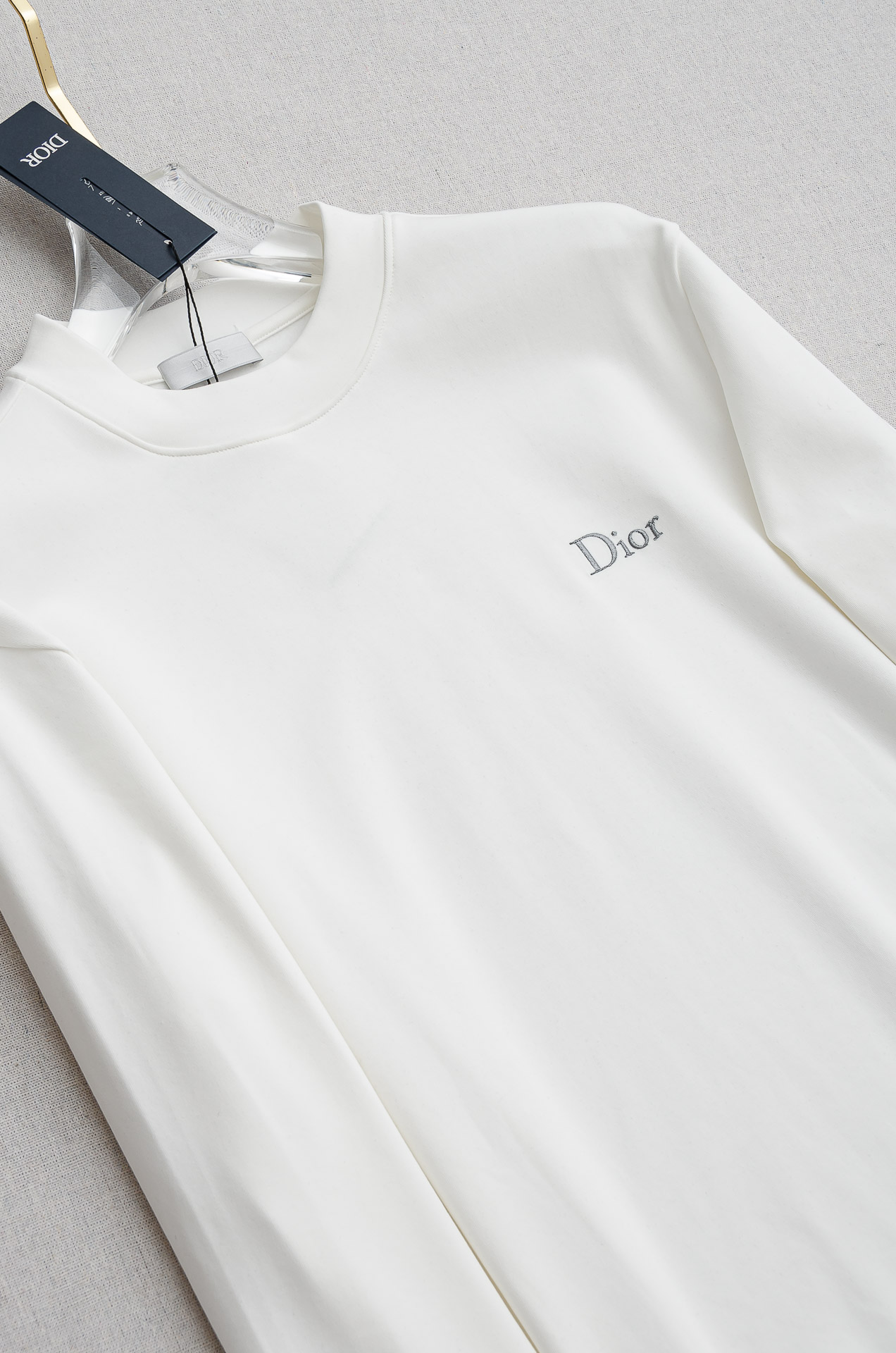 Dior 迪奥25FW秋冬新款 立体刺绣男士长袖T恤衫#把重心都放在了面料上，表面清晰可见的细格肌理，足