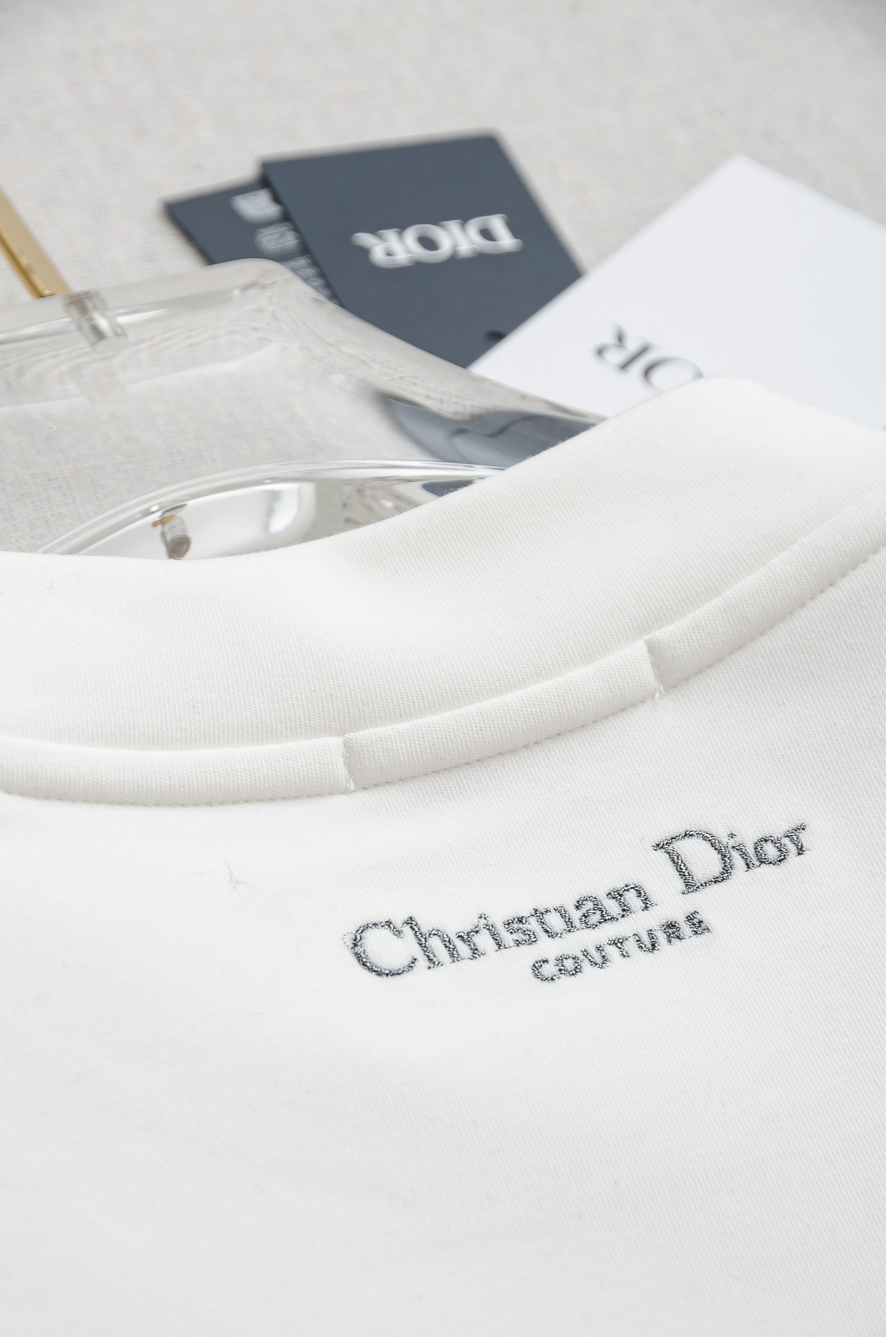 Dior 迪奥25FW秋冬新款 立体刺绣男士长袖T恤衫#把重心都放在了面料上，表面清晰可见的细格肌理，足