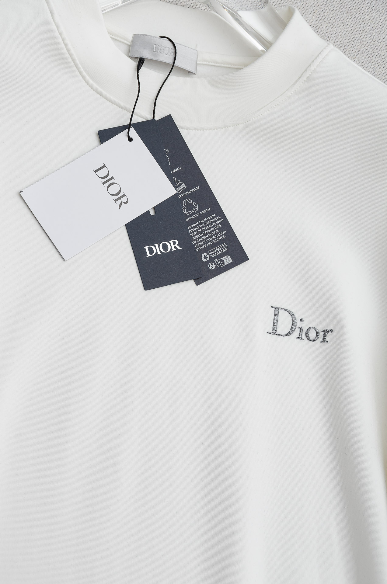 Dior 迪奥25FW秋冬新款 立体刺绣男士长袖T恤衫#把重心都放在了面料上，表面清晰可见的细格肌理，足