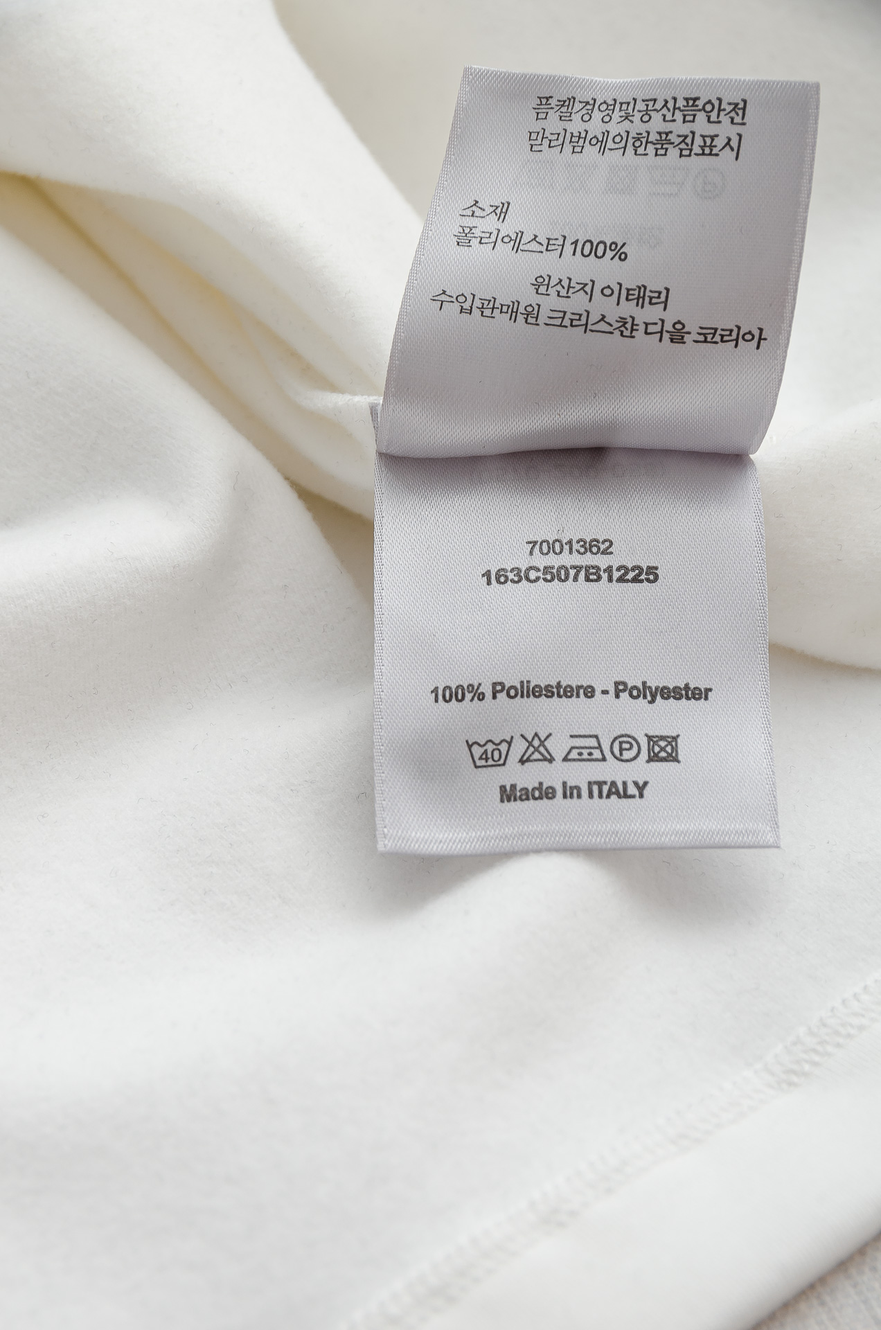 Dior 迪奥25FW秋冬新款 立体刺绣男士长袖T恤衫#把重心都放在了面料上，表面清晰可见的细格肌理，足