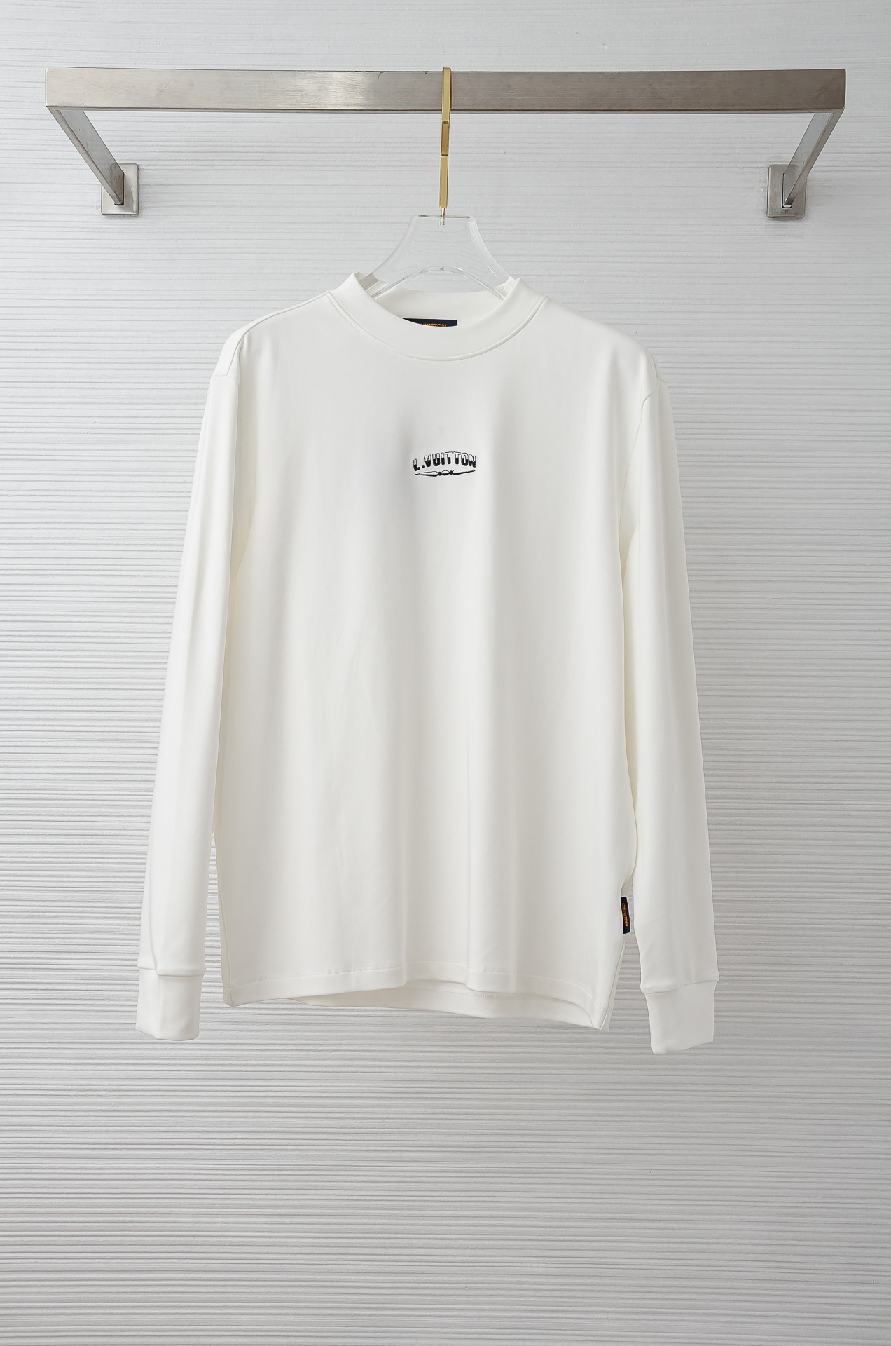 LV 25FW秋冬新款 立体刺绣男士长袖T恤衫#把重心都放在了面料上，表面清晰可见的细格肌理，足以凸显出