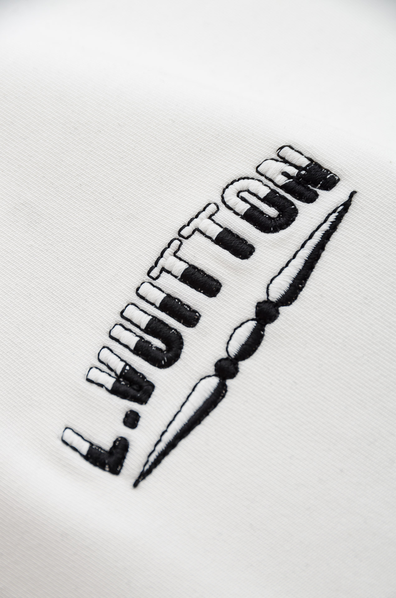 LV 25FW秋冬新款 立体刺绣男士长袖T恤衫#把重心都放在了面料上，表面清晰可见的细格肌理，足以凸显出